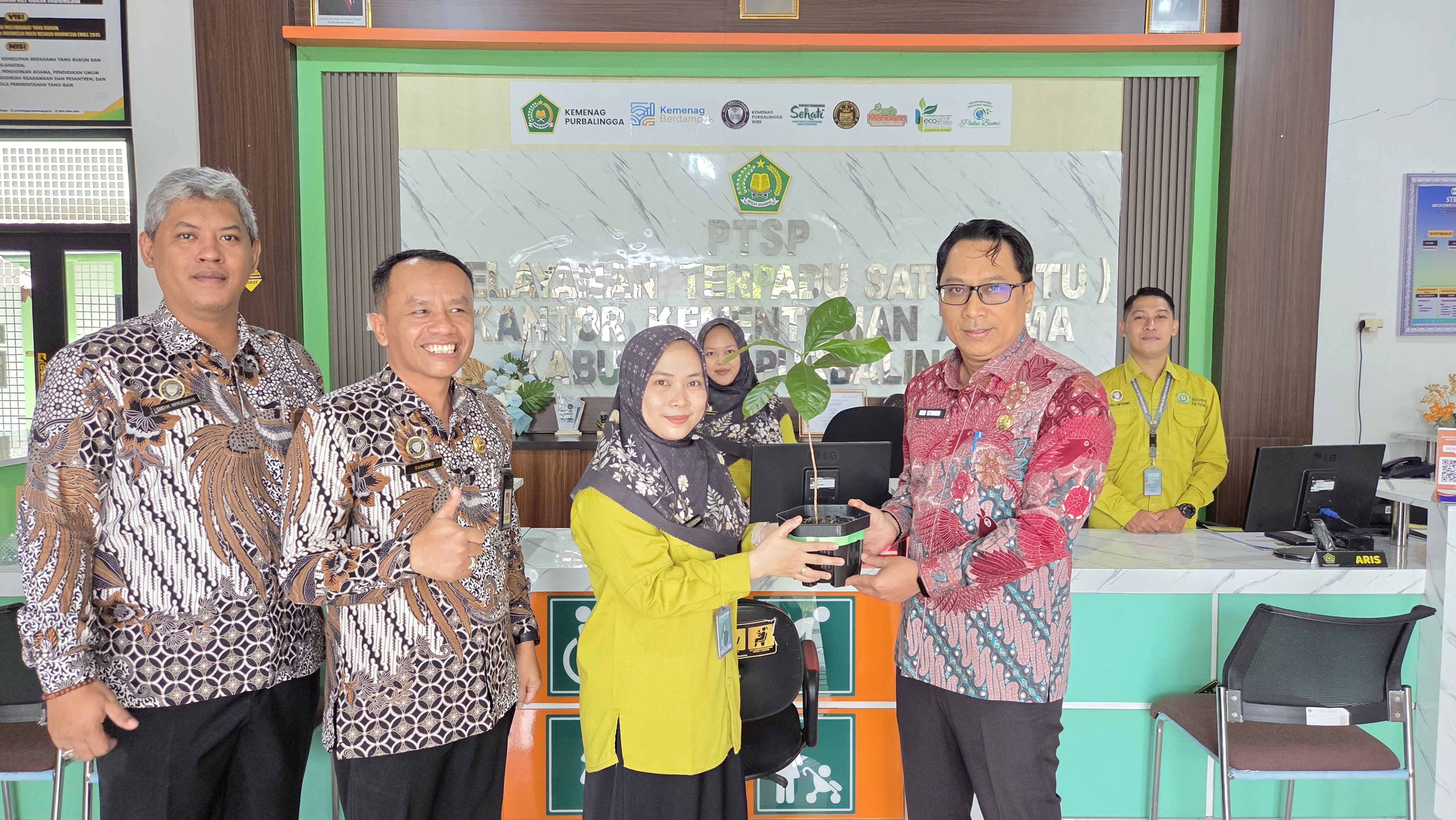 Penyerahan bibit pohon kepada kepala Dinkominfo Purbalingga