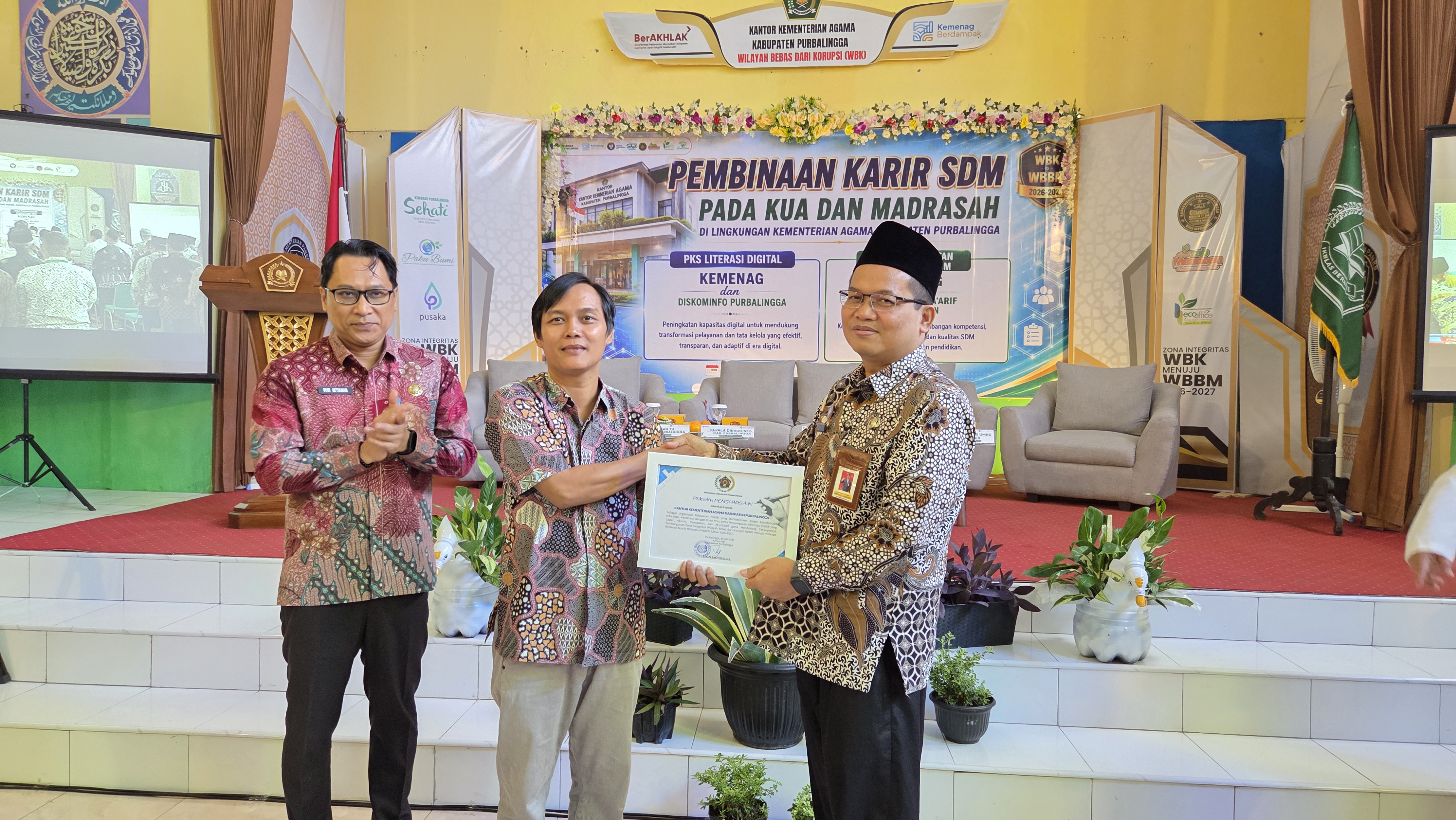Keua PWI Purbalingga serahkan piagam penghargaan untuk Kemenag