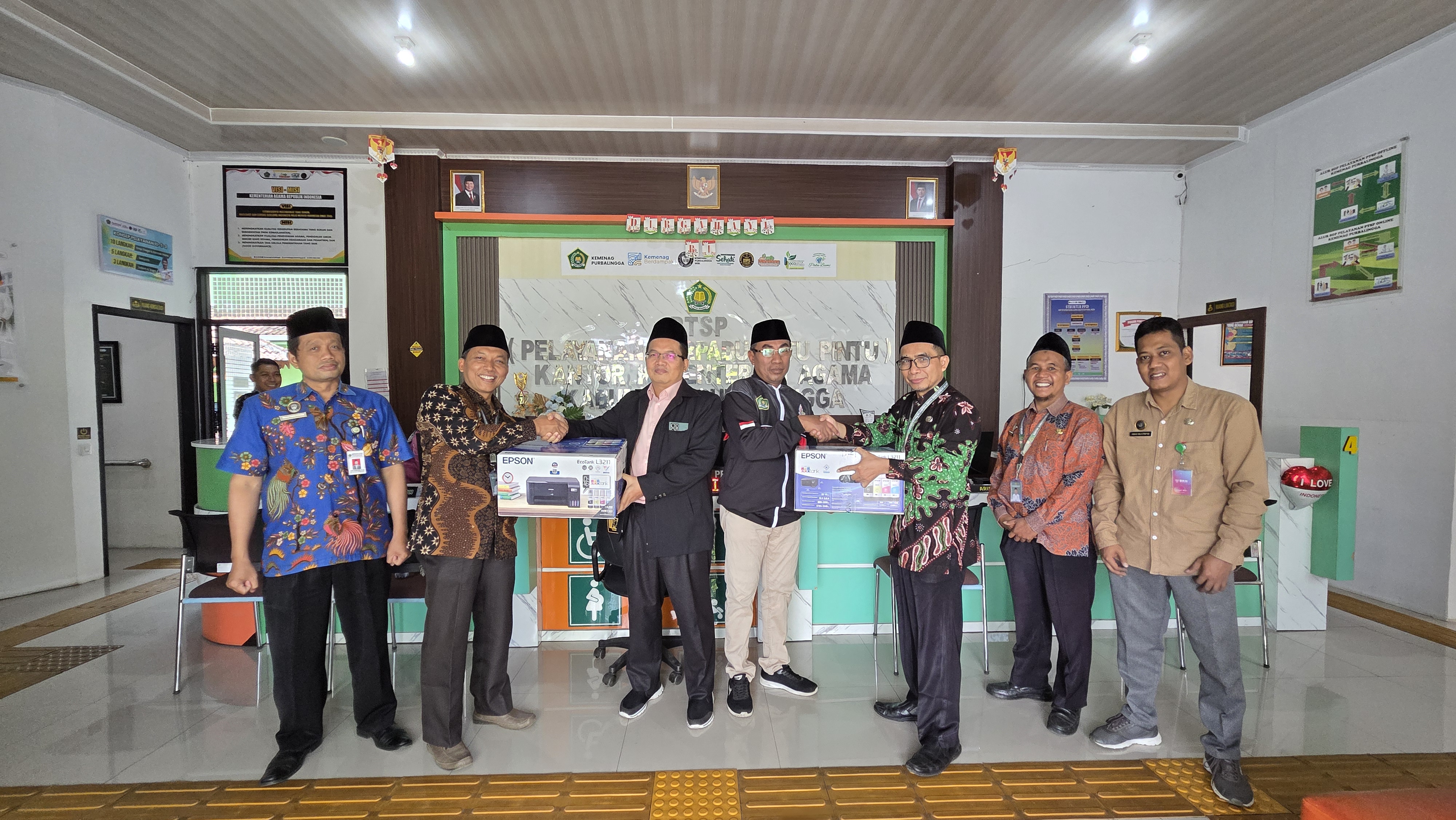 Kantor Kementerian Agama Kabupaten Purbalingga menyerahkan lima unit printer bantuan dari Kantor Wilayah Kementerian Agama Provinsi Jawa Tengah kepada lima Kantor Urusan Agama (KUA), Jumat (31/7/2026).