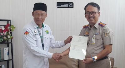 Moch.-Adcha-Kanan-Selaku-Kepala-Kantor-Badan-Pertanahan-Nasional-Kabupaten-Purbalingga-saat-menyerahkan-7-tujuh-bidang-sertifikat-tanah-wakaf