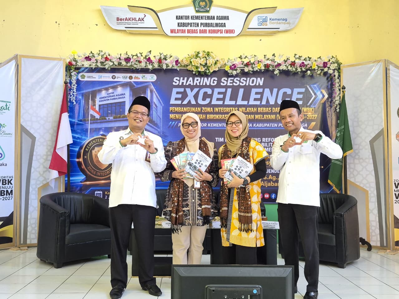 Awali Sharing Session PZI, Tim PZI Bagikan 5 Buku (Roadmap PZI, Galaksi, Budaya Sehati, Inovasi Berdampak, Mitigasi Risiko) Kakankemenag Serahkan kepada Tim Deputi dan Tim Ortala