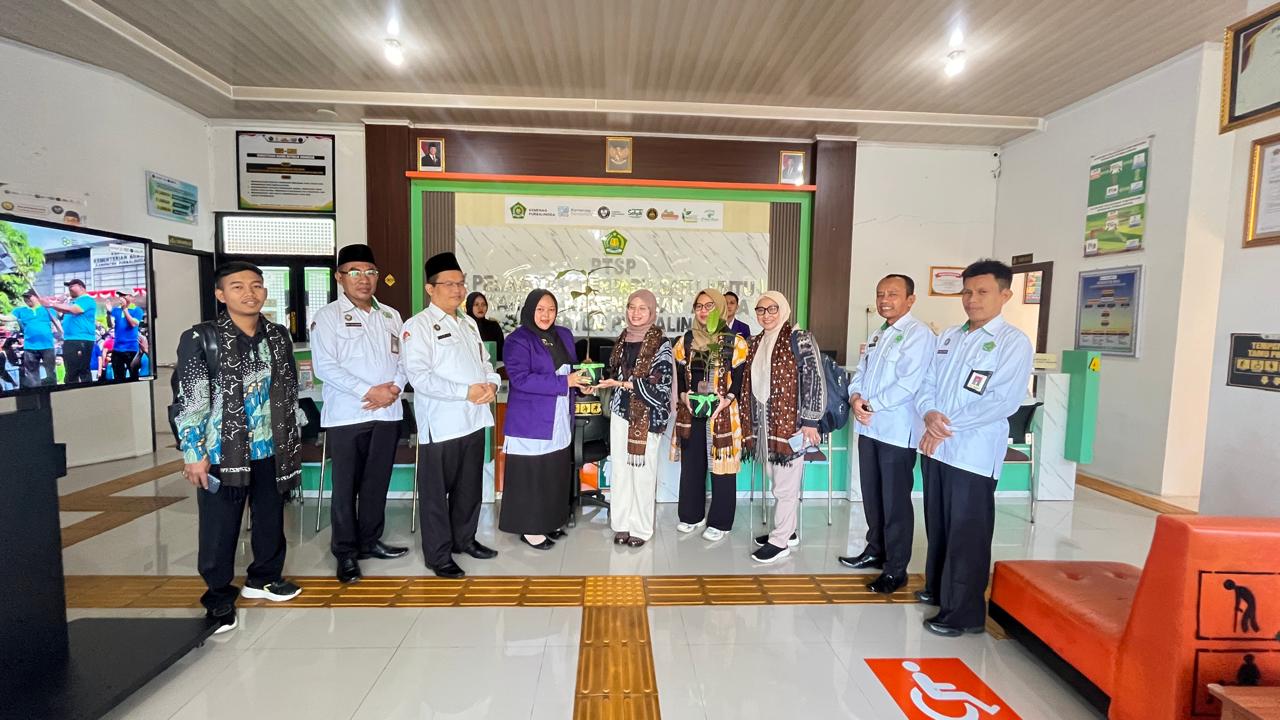 Penyerahan bibit pohon, inovasi eco office kepada Tim Deputi KemenPAN RB saat datang ke Kemenag Purbalingga