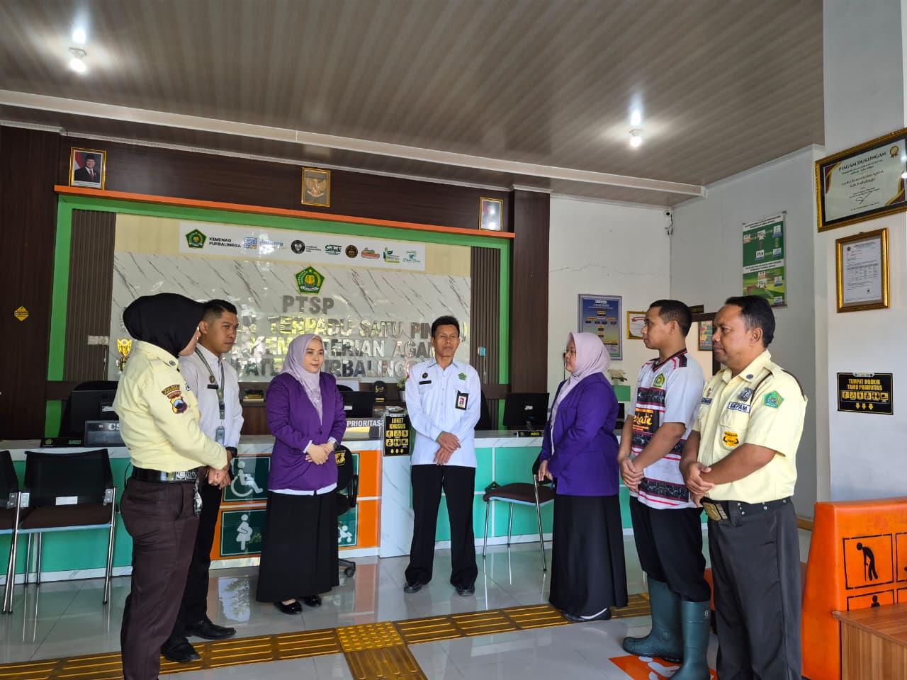 Kepala Seksi Pendidikan Madrasah (Penma) Kementerian Agama Kabupaten Purbalingga, Wisnu Sudarman, memberikan arahan kepada petugas layanan dalam briefing pagi yang berlangsung di ruang Pelayanan Terpadu Satu Pintu (PTSP), Selasa (7/7/2026).