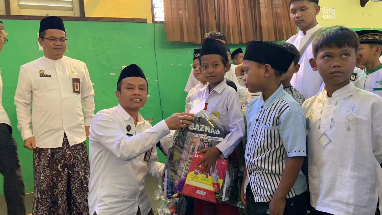 Kankemenag Purbalingga menyalurkan santunan kepada 500 yatim, piatu, difabel, dan duafa dalam rangkaian Peaceful Muharram 1448 H di Aula Uswatun Khasanah, Kamis (9/7/2026).