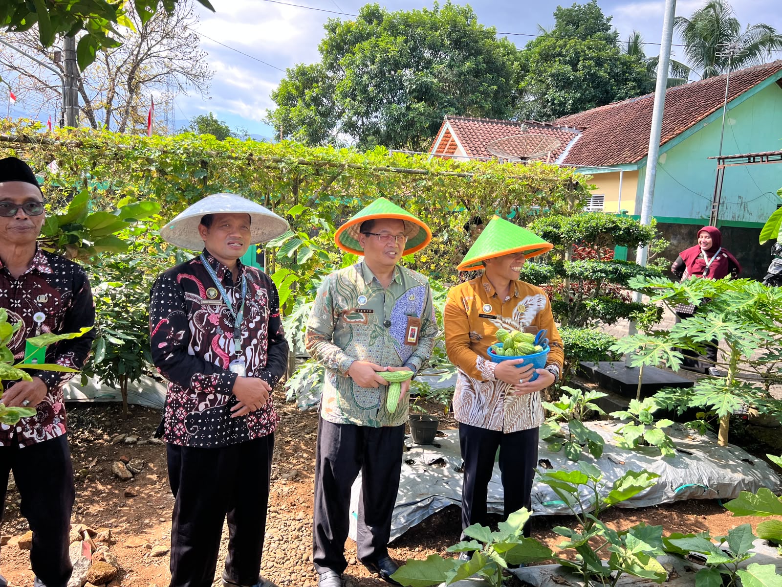 Monev Implementasi Ekoteologi–Eco Office "Nandur Becik Ati Resik" di KUA Karanganyar, Kakankemenag Tekankan Pilar Layanan Prima 5A dan Indikator Sukses 3S
