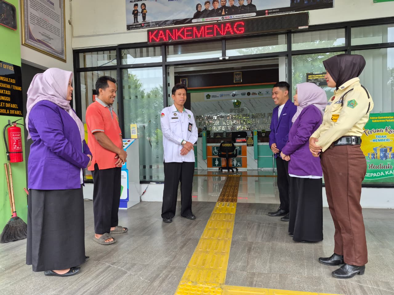 Aktivitas di Pelayanan Terpadu Satu Pintu (PTSP) Kantor Kementerian Agama Kabupaten Purbalingga selalu diawali dengan briefing pagi.