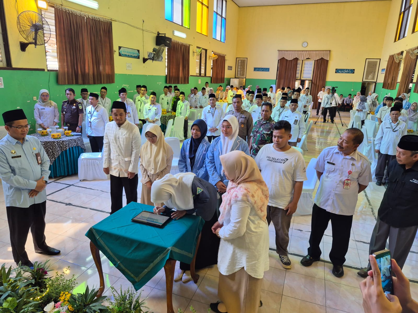 Komitmen menjaga kerukunan umat beragama dan moderasi beragama diteguhkan oleh pelajar lintas agama di Kabupaten Purbalingga melalui Deklarasi Komitmen Kerukunan dan Moderasi Beragama di Aula Uswatun Khasanah, Rabu (26/8/2026).