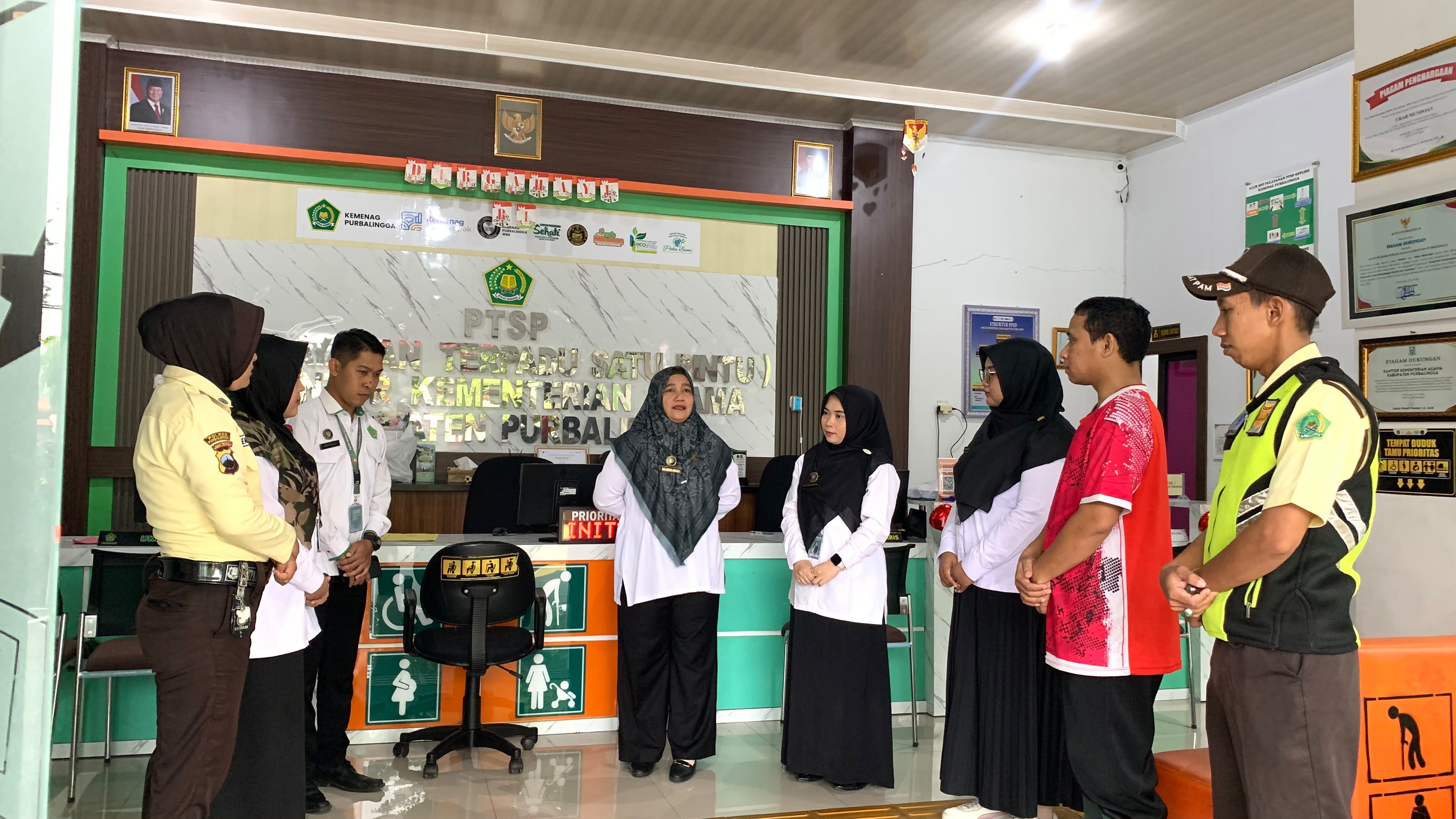 Briefing Pagi Petugas Pelayanan Terpadu Satu Pintu (PTSP) Kantor Kementerian Agama Kabupaten Purbalingga, Selasa (4/8/2026).
