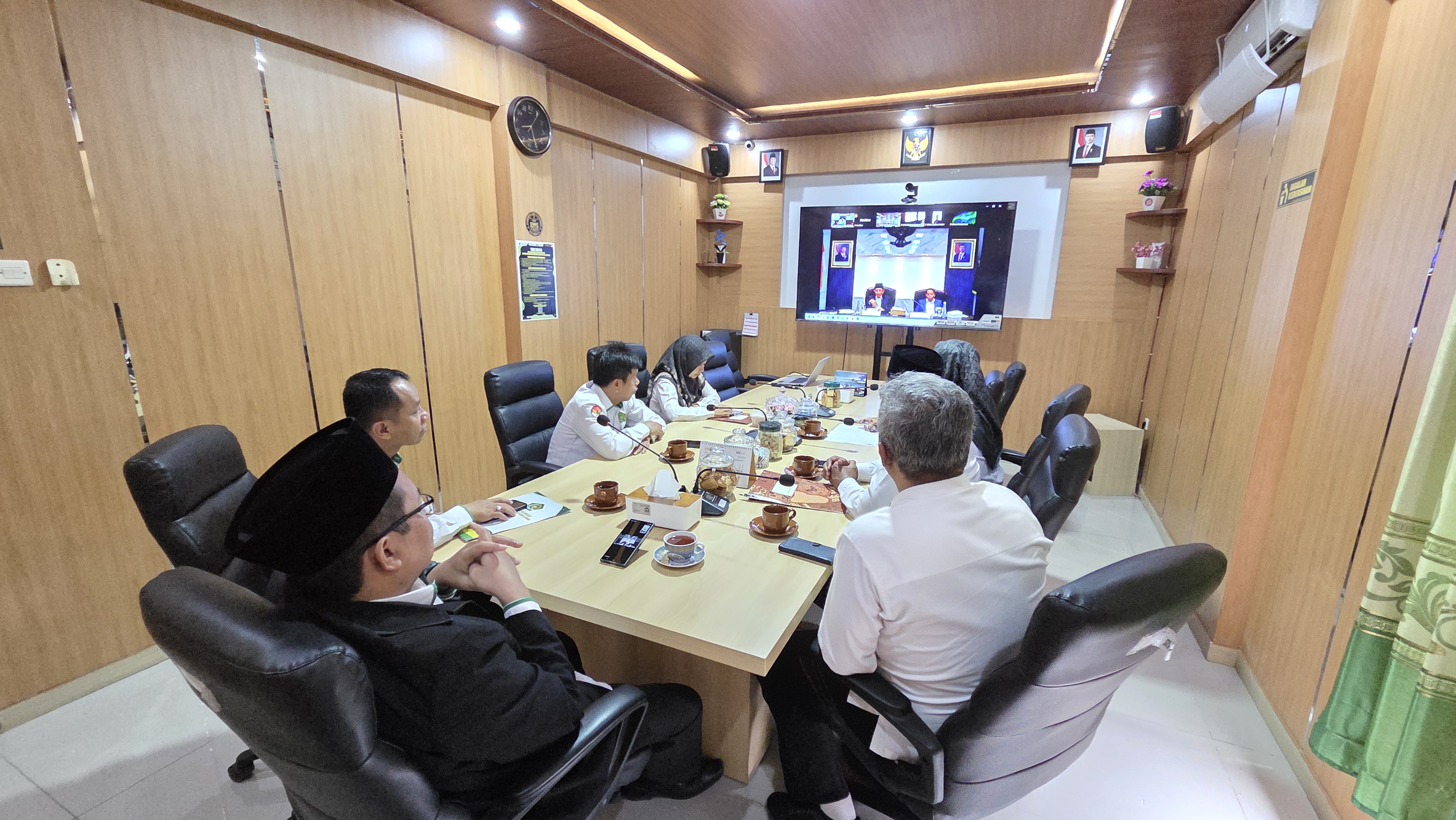 Kepala Kantor Kementerian Agama Kabupaten Purbalingga Zahid Khasani bersama Kasubbag TU Sudiono, para Kasi, dan Penyelenggara Zakat Wakaf mengikuti Breakfast Meeting bersama Menteri Agama RI, Prof. Dr. KH. Nasaruddin Umar, M.A., secara daring dari Ruang Rapat Sehati, Selasa (4/8/2026).