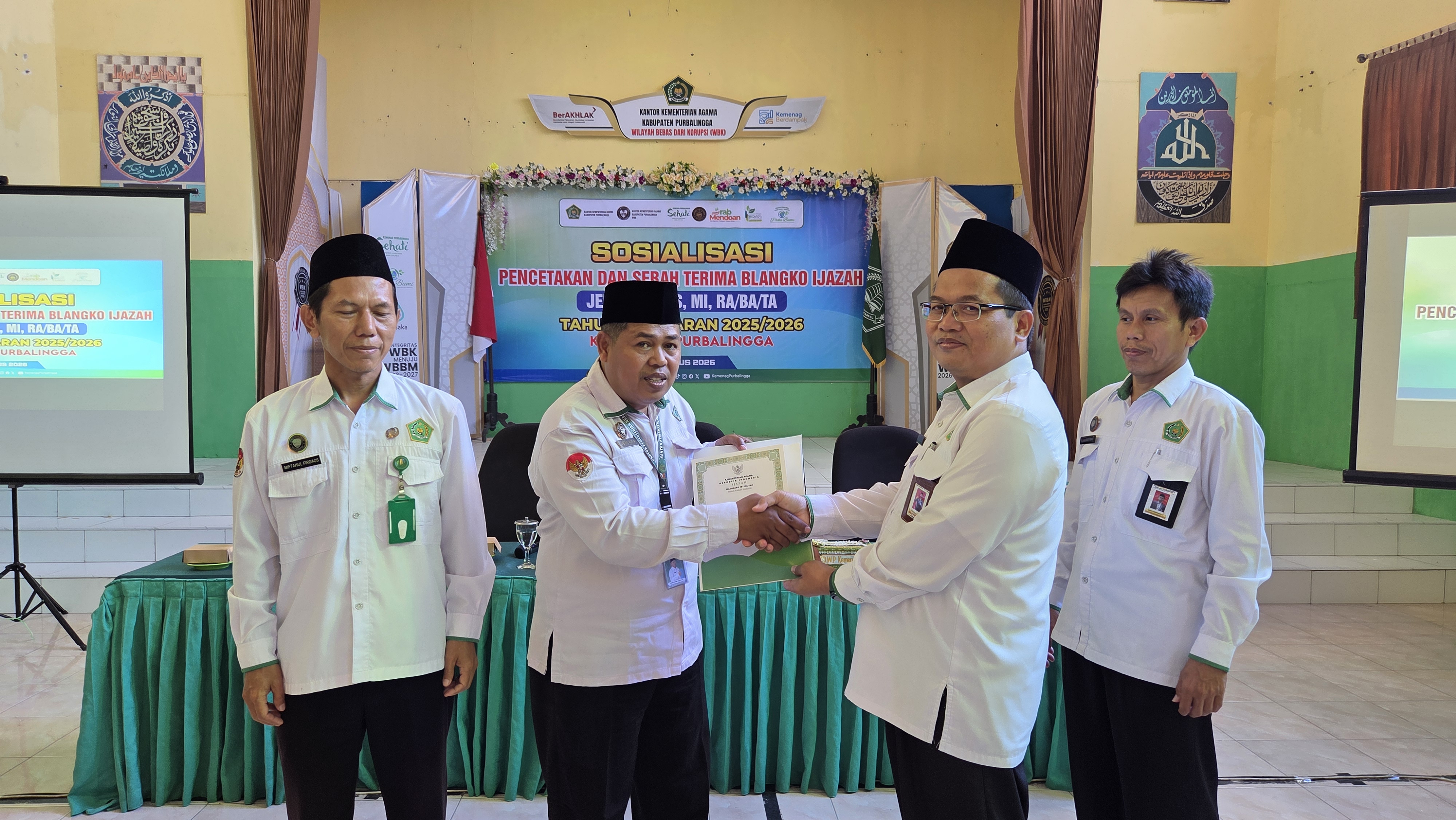 Kankemenag Purbalingga menggelar Sosialisasi Pencetakan dan Serah Terima Blangko Ijazah Jenjang Madrasah Ibtidaiyah (MI) Tahun Pelajaran 2025/2026 di Aula Uswatun Khasanah, Selasa (4/8/2026).