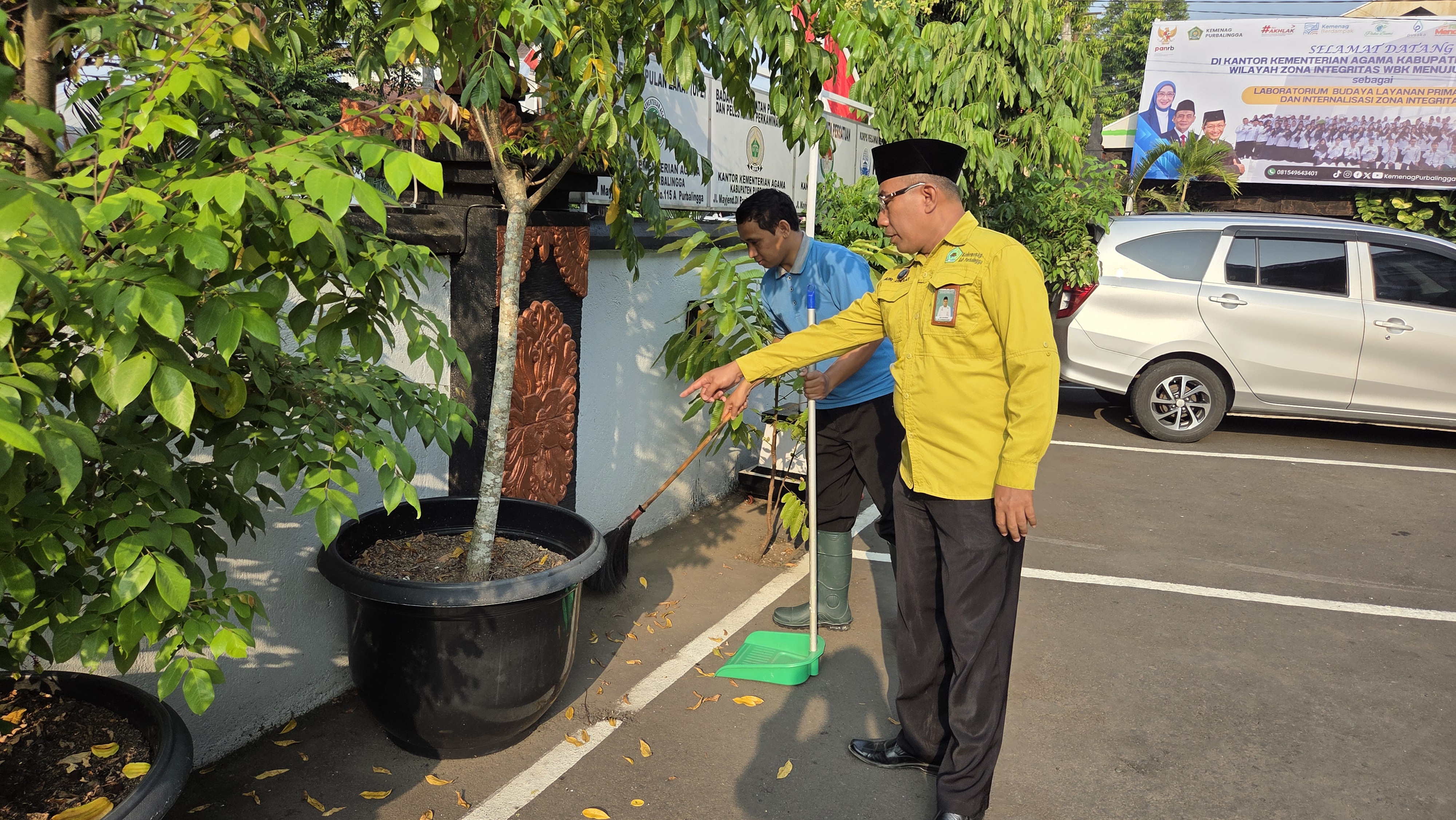 Kasi Bimas Islam Kankemenag Purbalingga, Moh. Nur Hidayat mengecek kebersihan linkungan kantor