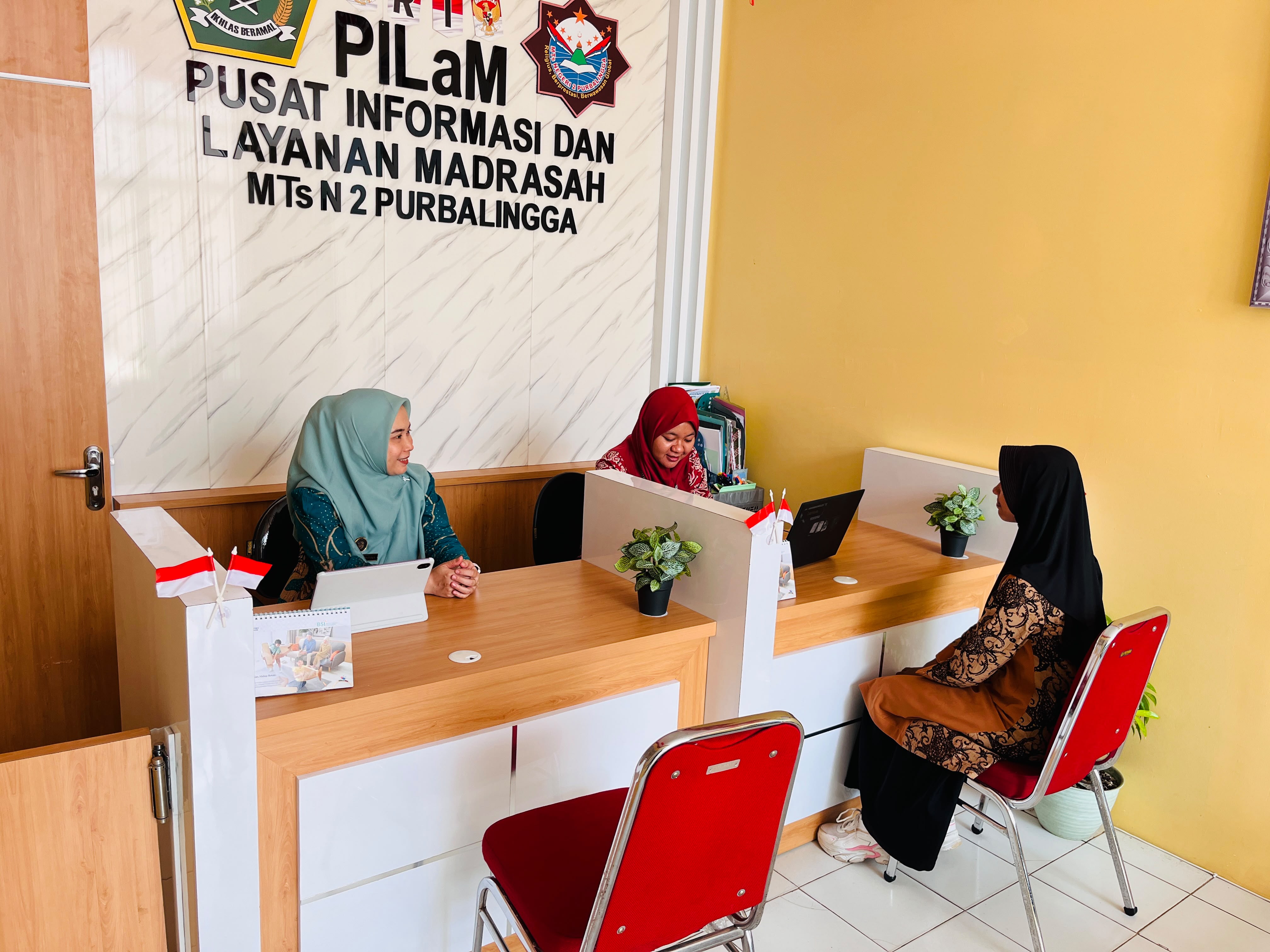 Kantor Kementerian Agama Kabupaten Purbalingga terus mengembangkan budaya pelayanan prima melalui program sharing knowledge antara petugas Front Office (FO) PTSP dan Petugas Pusat Informasi dan Layanan Madrasah (PILAM) di madrasah negeri.