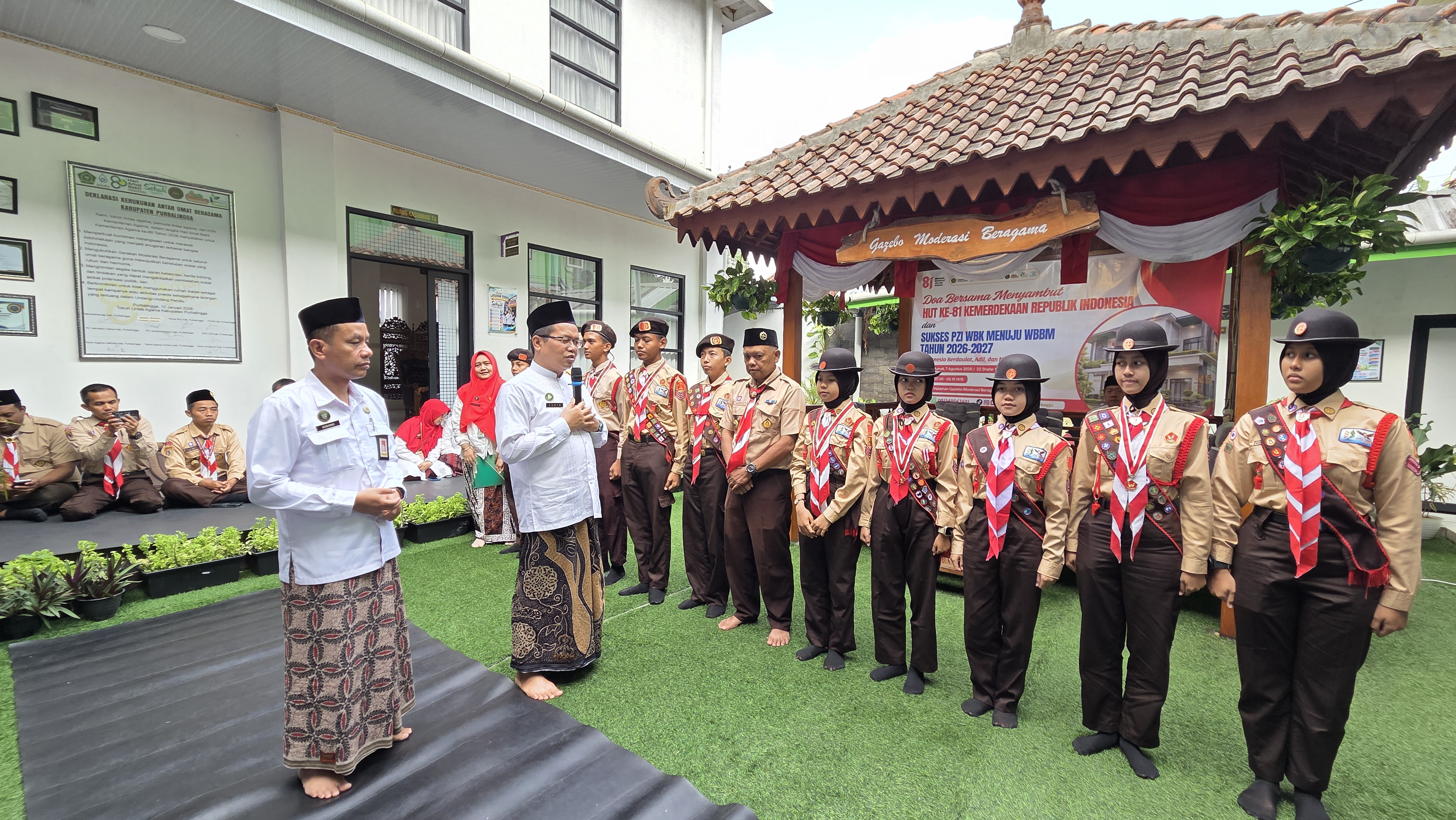 Kepala Kantor Kementerian Agama Kabupaten Purbalingga, Zahid Khasani, melepas 11 murid Madrasah Tsanawiyah (MTs) yang akan mengikuti Jambore Nasional (Jamnas) Tahun 2026 usai kegiatan doa bersama menyambut HUT ke-81 Kemerdekaan RI di Taman Gazebo Moderasi Beragama, Jumat (7/8/2026).