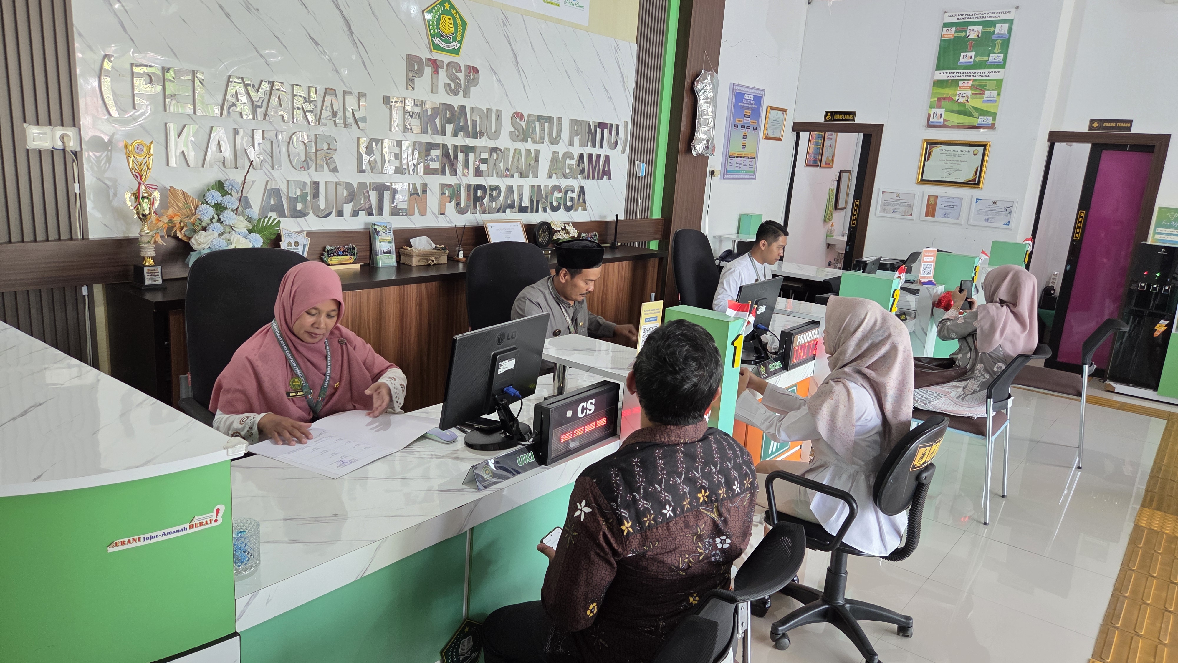 para petugas PILAM juga berkesempatan merasakan langsung menjadi petugas layanan di PTSP Kankemenag Purbalingga untuk mempelajari standar pelayanan yang diterapkan kepada masyarakat.