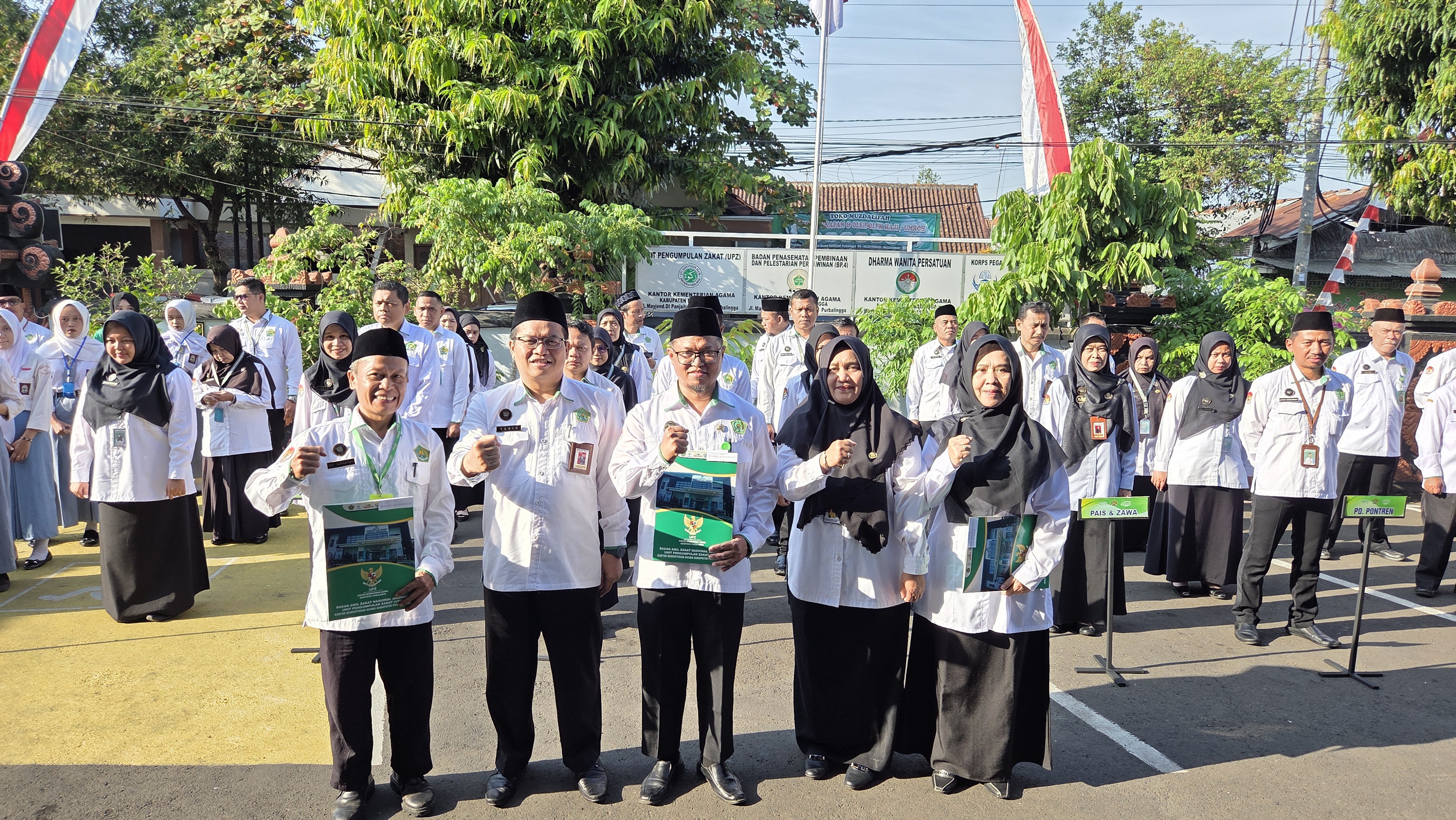 Kantor Kementerian Agama Kabupaten Purbalingga mengawali pekan kerja dengan apel pagi yang dirangkai dengan penyerahan bantuan Unit Pengumpul Zakat (UPZ), Senin (10/8/2026).