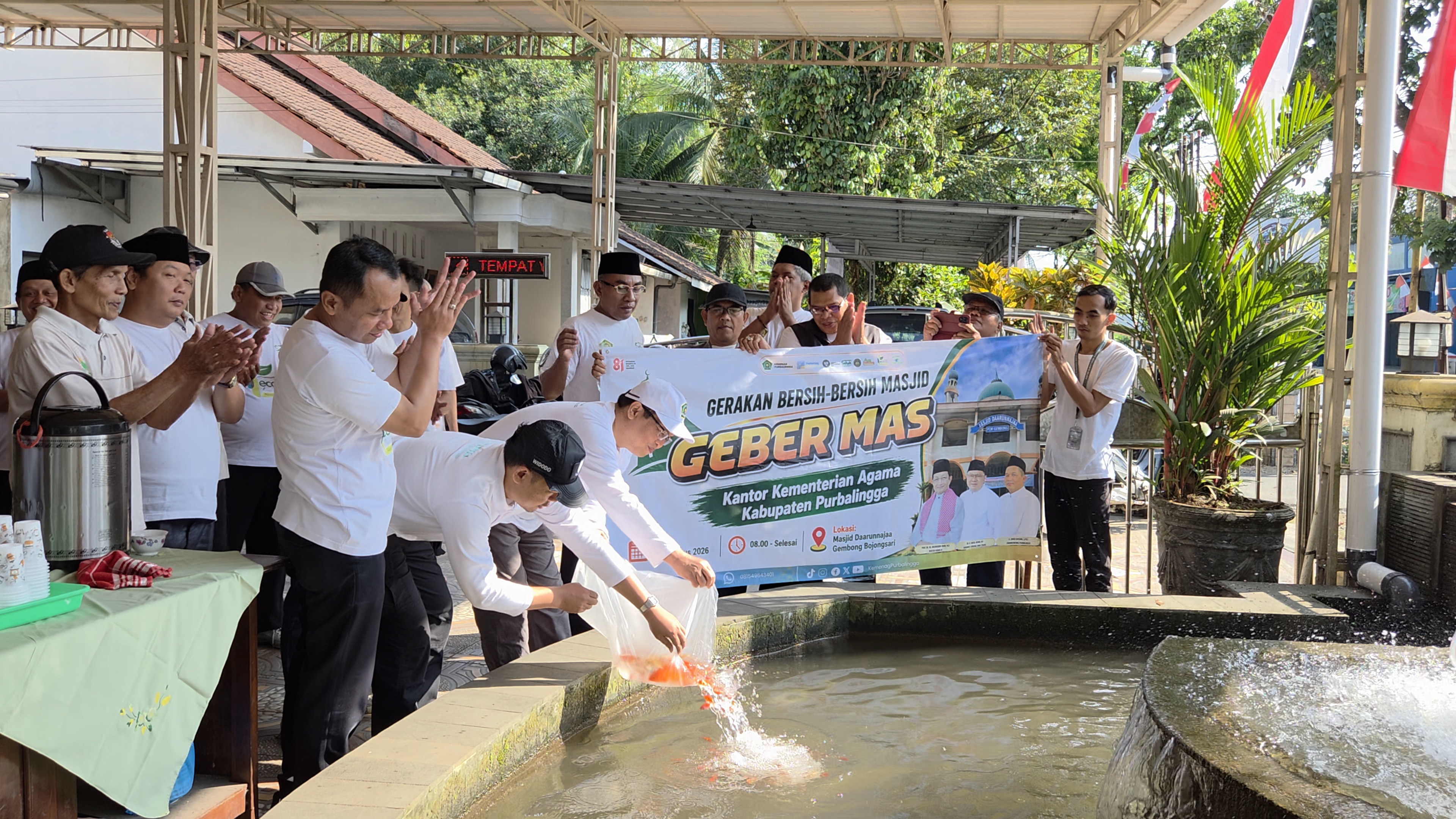Kantor Kementerian Agama Kabupaten Purbalingga menggelar Gerakan Bersih-bersih Masjid (Geber Mas) serentak dalam rangka menyambut HUT ke-81 Kemerdekaan Republik Indonesia, Senin (10/8/2026).