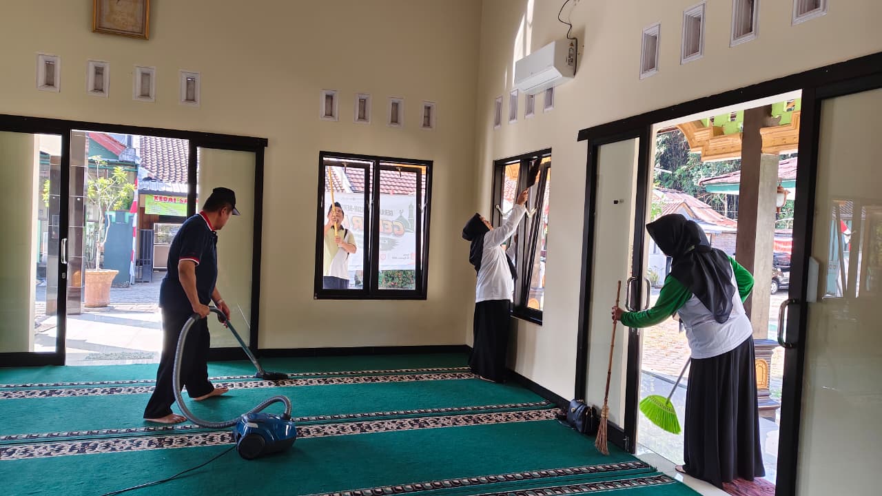 Semangat gotong royong menyambut HUT ke-81 Kemerdekaan Republik Indonesia tampak dalam pelaksanaan Gerakan Bersih-bersih Masjid (Geber Mas) yang digelar serentak di seluruh Kabupaten Purbalingga, Senin (10/8/2026).