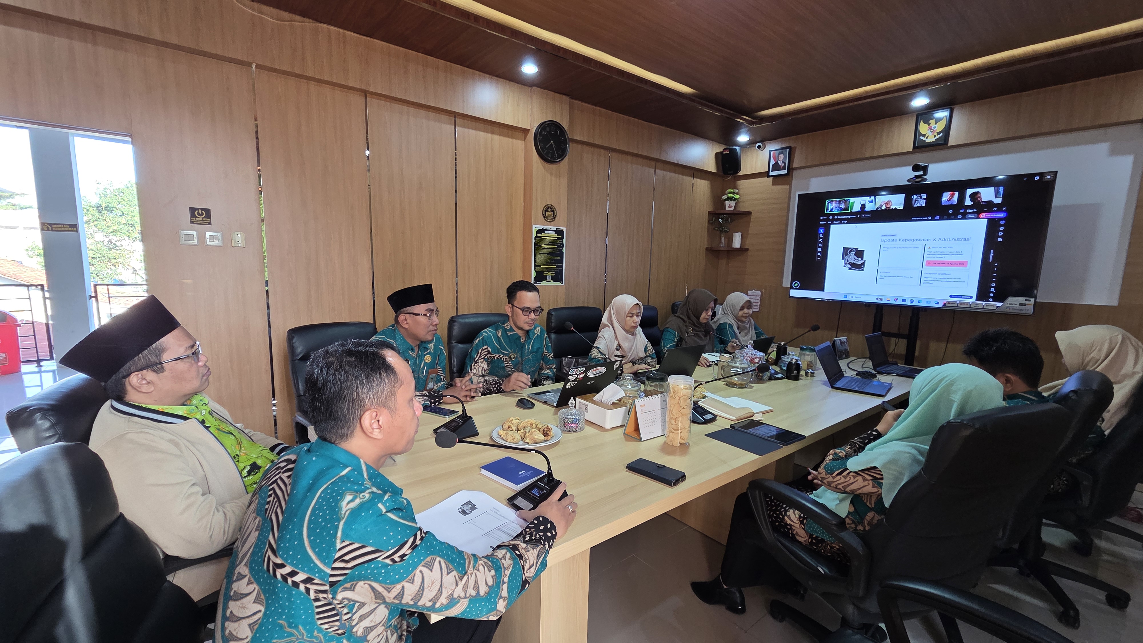 ASN di lingkungan Kantor Kementerian Agama Kabupaten Purbalingga mengikuti Morning Briefing Online (MBO) dari Ruang Rapat Sehati, Rabu (12/8/2026).