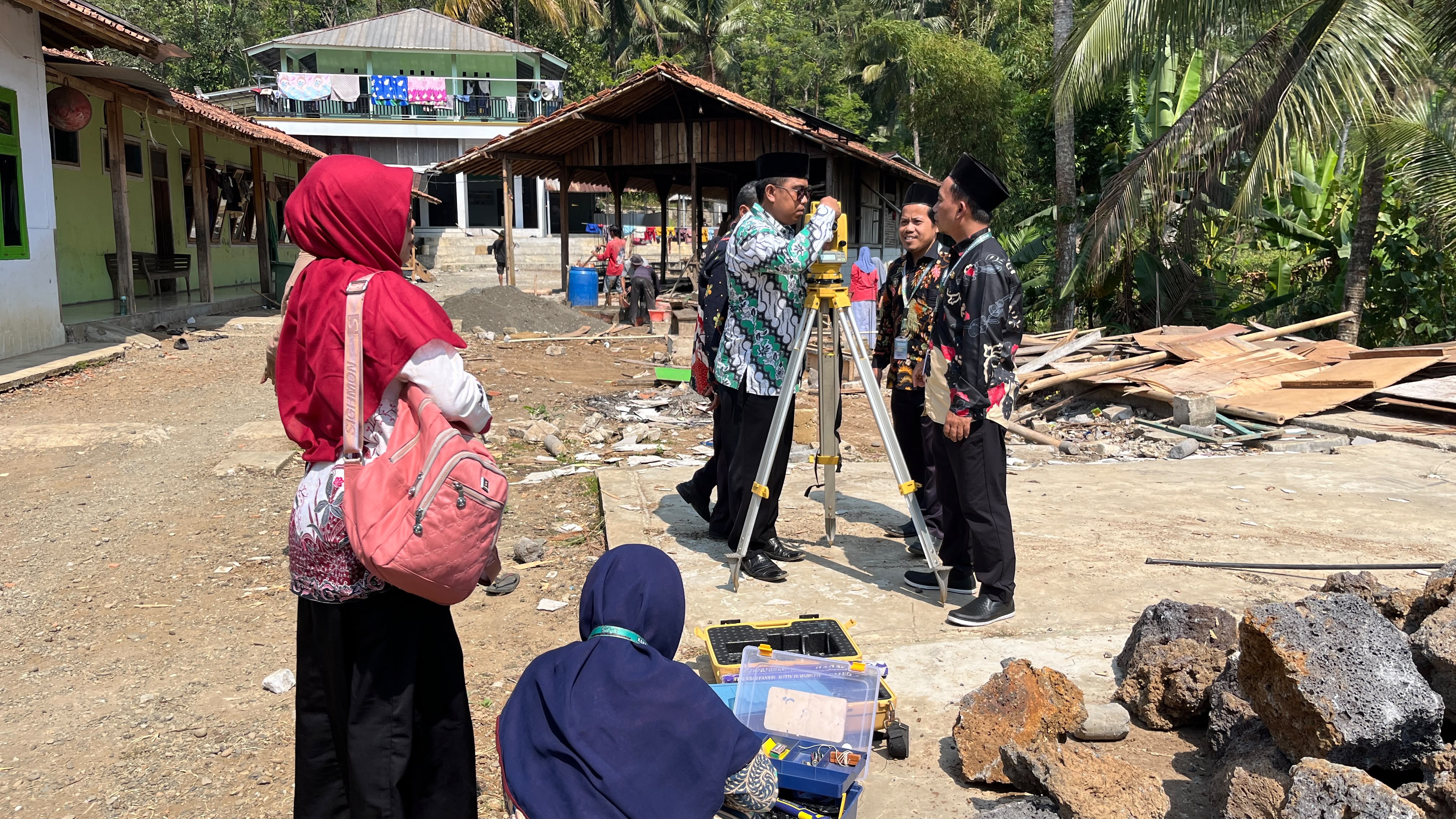 KUA Bobotsari melaksanakan pengukuran dan penentuan arah kiblat untuk pembangunan Masjid Pondok Pesantren Bustanu Usyaqil Quran (BUQ) yang berlokasi di Desa Tlagayasa, Kecamatan Bobotsari, Kabupaten Purbalingga, Rabu (12/8/2026).