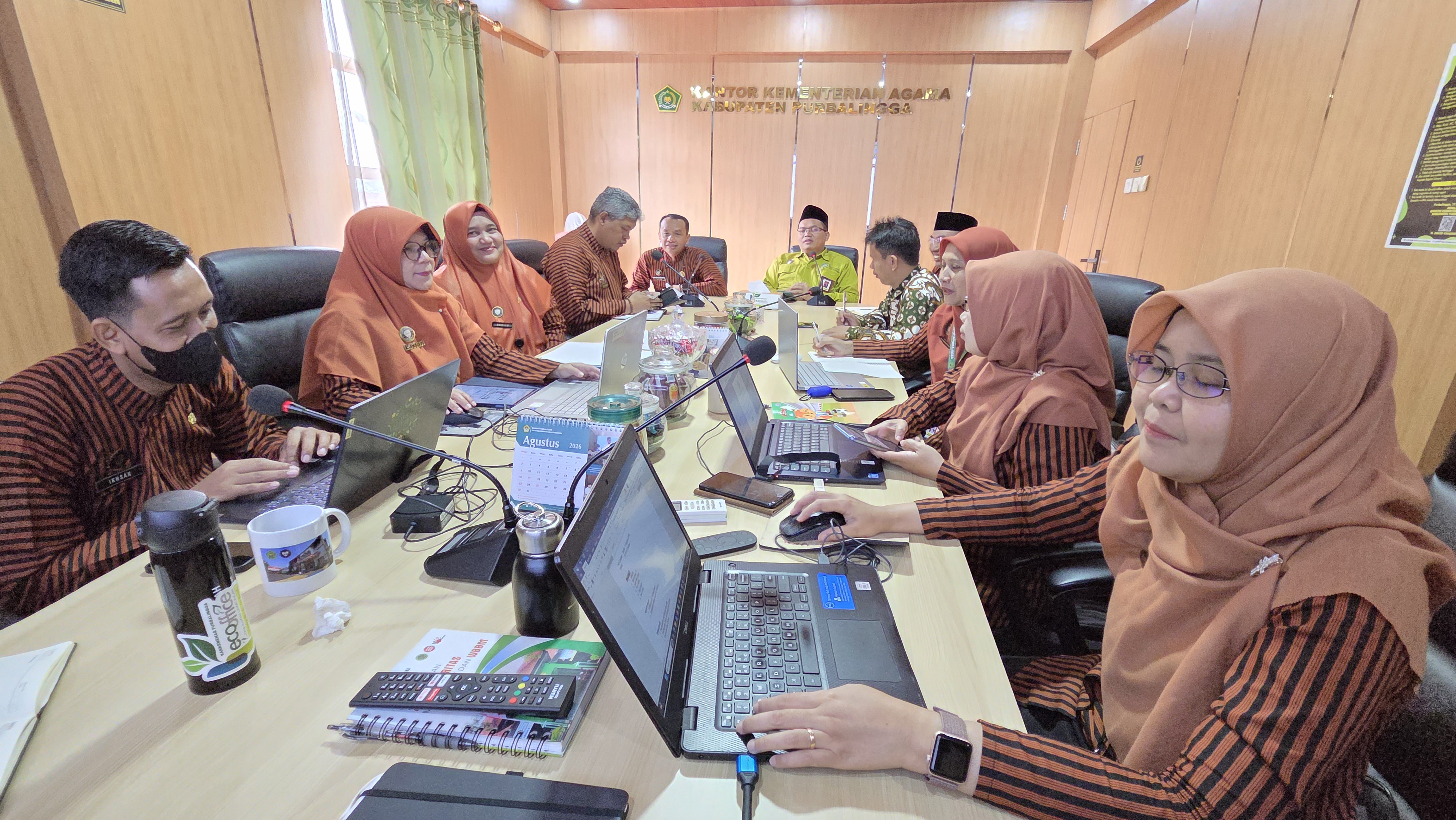 Pasca pengukuhan Tim Pelaksana Inovasi Berdampak dan Berkelanjutan Urab Mendoan (Umat Rajin Bertani Mendukung dan Menopang Kehidupan) Versi 2, Kantor Kementerian Agama Kabupaten Purbalingga menggelar rapat koordinasi di Ruang Sehati, Kamis (13/8/2026).