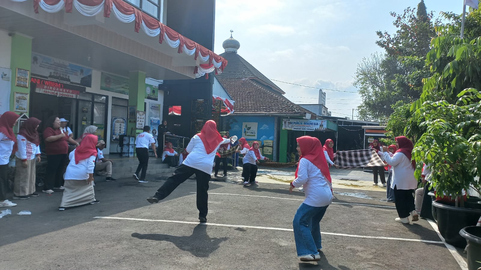 Semangat ’45 Menggema di Kankemenag Purbalingga, ASN Larut  dalam Kemeriahan Lomba Agustusan