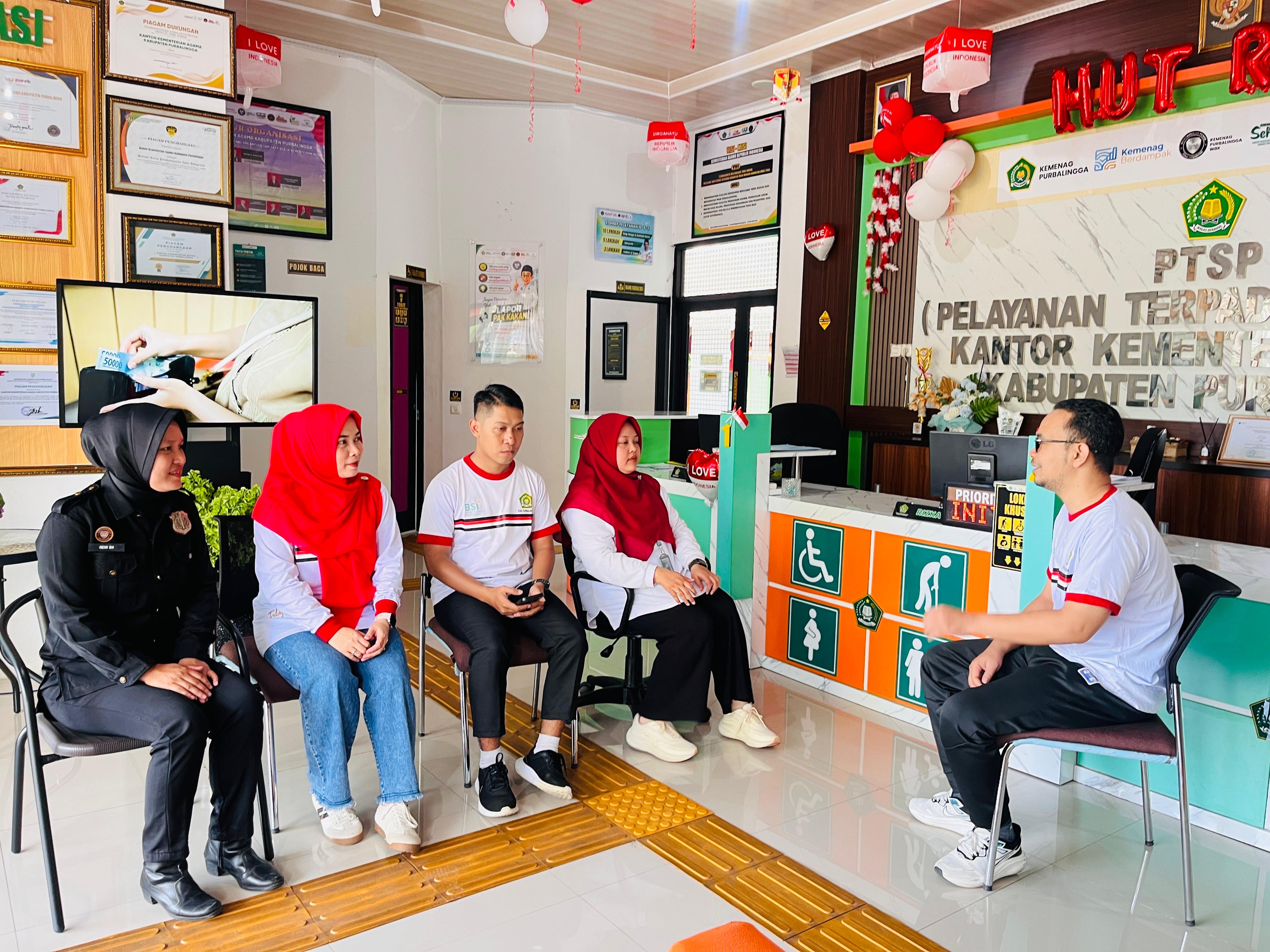 Briefing pagi petugas Pelayanan Terpadu Satu Pintu (PTSP) Kemenag Purbalingga menjadi ruang untuk memastikan setiap layanan berjalan optimal.