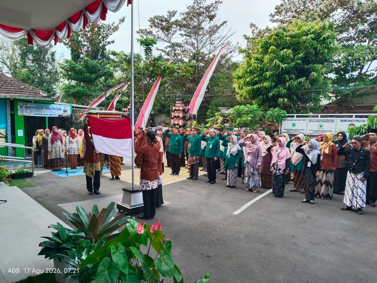 Upacara peringatan Hari Ulang Tahun ke-81 Kemerdekaan Republik Indonesia berlangsung khidmat