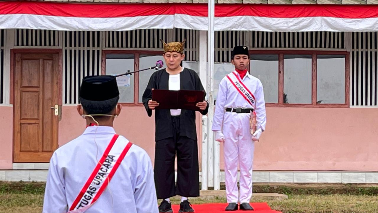Upacara HUT ke-81 Kemerdekaan RI digelar di halaman Pondok Pesantren Nurul Huda, Karangreja, Kutasari, Purbalingga, Senin (17/8/2026).