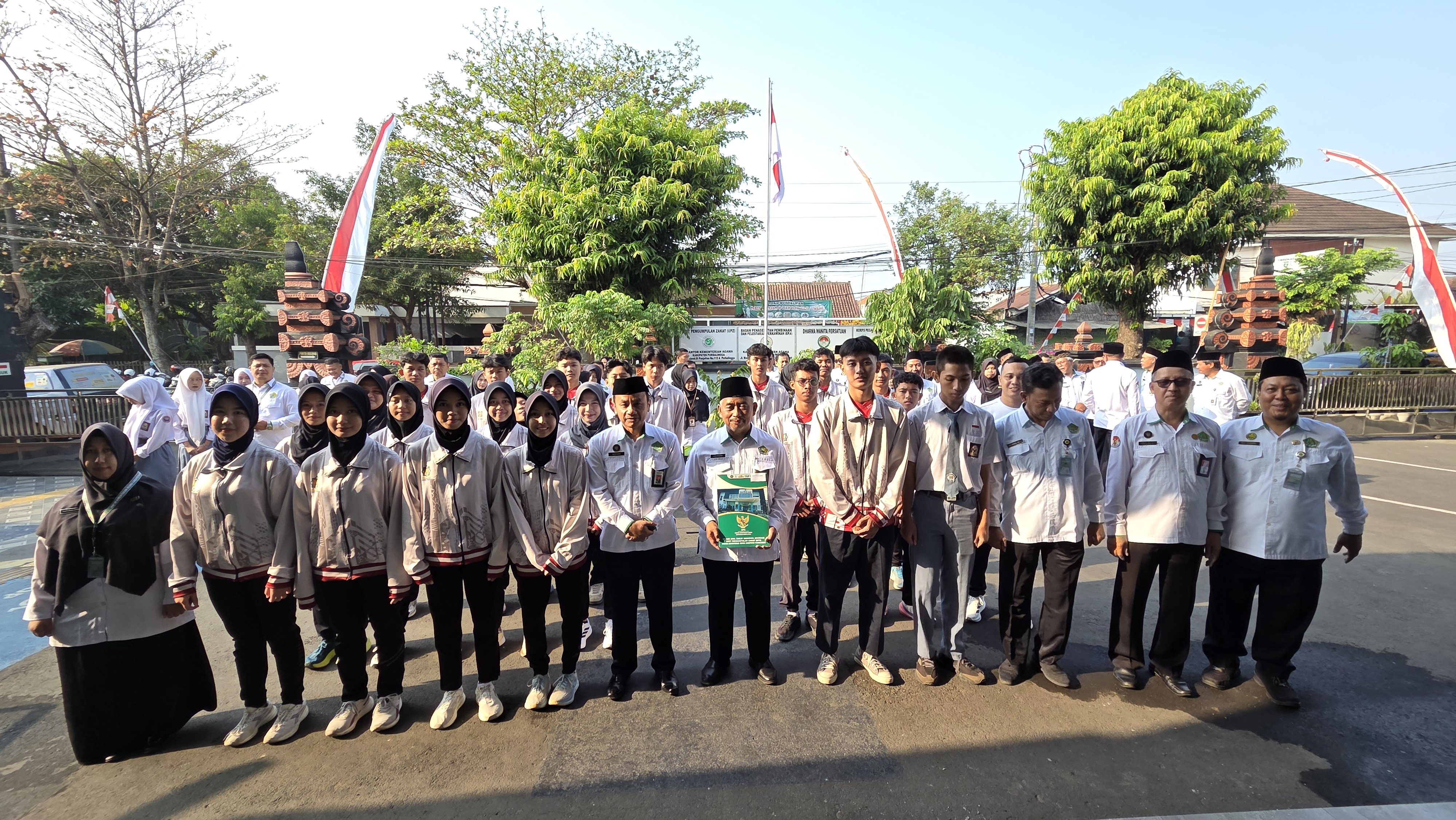 Kantor Kementerian Agama Kabupaten Purbalingga melepas kontingen MAN Purbalingga yang akan berlaga pada Pekan Olahraga Pelajar Daerah (POPDA) Tingkat Provinsi Jawa Tengah dalam apel pagi yang digelar di halaman kantor, Senin (31/8/2026).