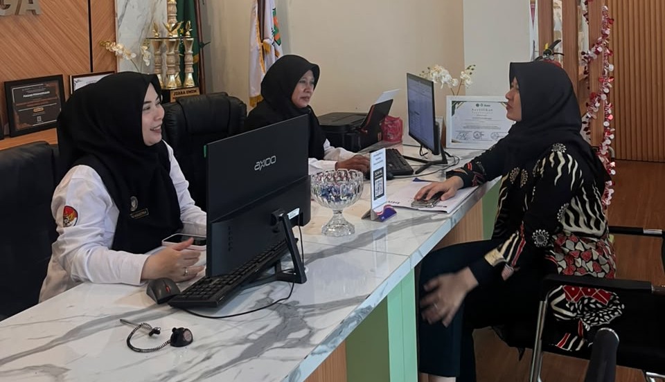 petugas FO PTSP Kankemenag Purbalingga mendampingi petugas PILAM melalui praktik langsung di meja layanan sebagai upaya menyelaraskan standar pelayanan di seluruh satuan kerja.