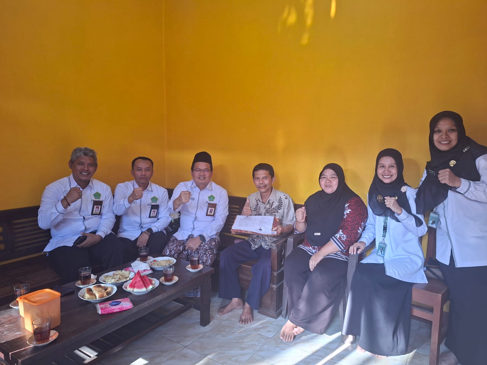Kepala Kantor Kementerian Agama Kabupaten Purbalingga, Zahid Khasani, bersama Kasubag Tata Usaha Sudiono, dengan mengantarkan langsung Surat Keputusan (SK) Pensiun kepada Firman Budiman, Guru Pendidikan Agama Islam (PAI) SMK Muhammadiyah 3 Purbalingga, di kediamannya di wilayah Bukateja, Selasa (11/8/2026).