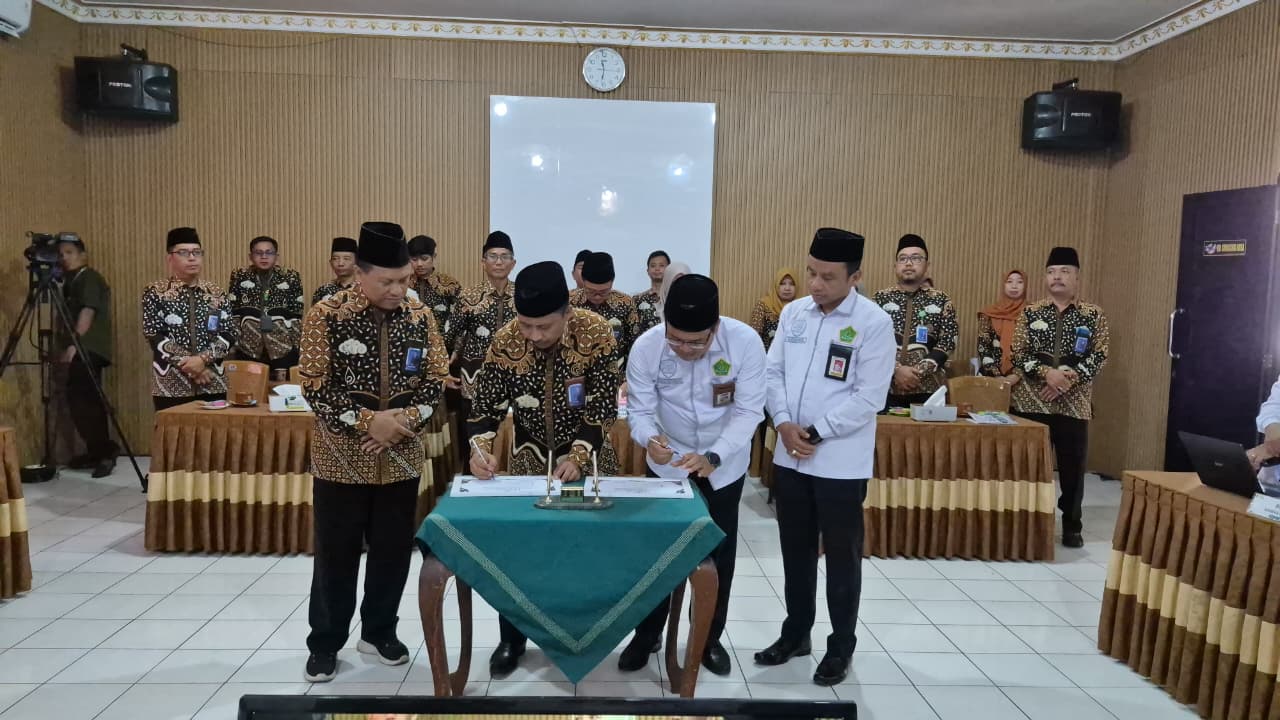 Komitmen bersama dalam meningkatkan reformasi birokrasi diwujudkan Kankemenag Kabupaten Purbalingga dan Kankemenag Kabupaten Sleman melalui penandatanganan Pakta Integritas Kerja Sama dalam rangkaian studi tiru dan sharing session, Kamis (3/9/2026).