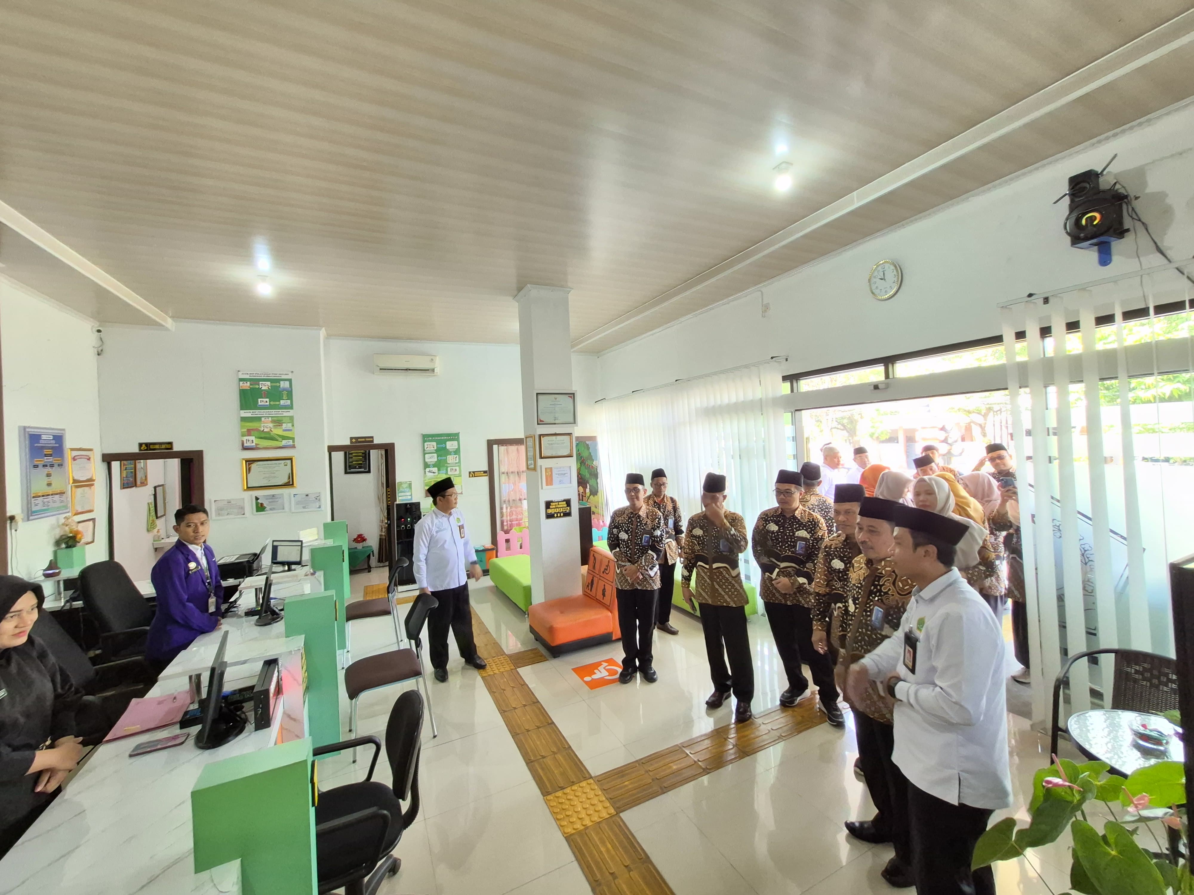Rombongan juga diajak melihat langsung berbagai fasilitas, ruang layanan, dan ruang inovasi yang menjadi bagian dari implementasi budaya kerja dan pelayanan publik di Kankemenag Purbalingga, Kamis (3/9/2026).