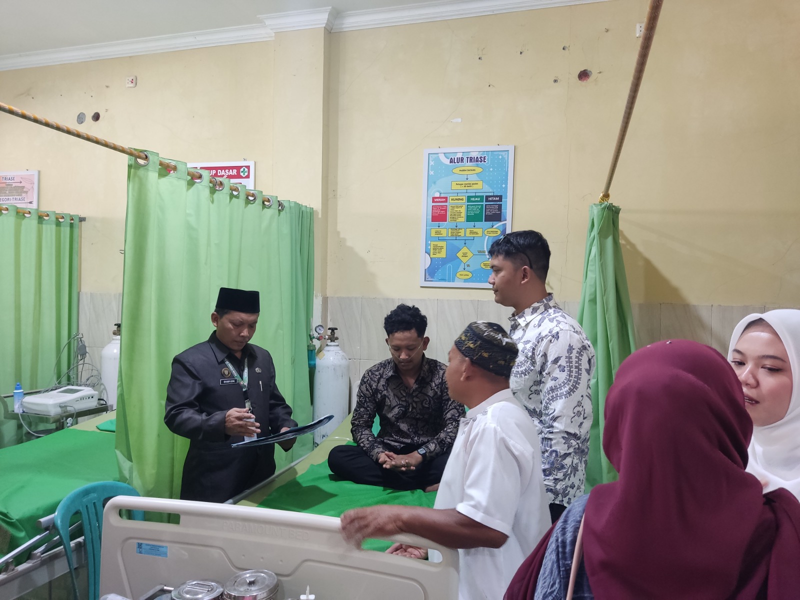 Dalam sebuah pelayanan pernikahan, KUA Kutasari tetap memberikan layanan kepada calon pengantin (catin) Bagus Ferdinan dan Dwi Novianti meskipun pelaksanaan akad nikah harus dipindahkan ke Puskesmas