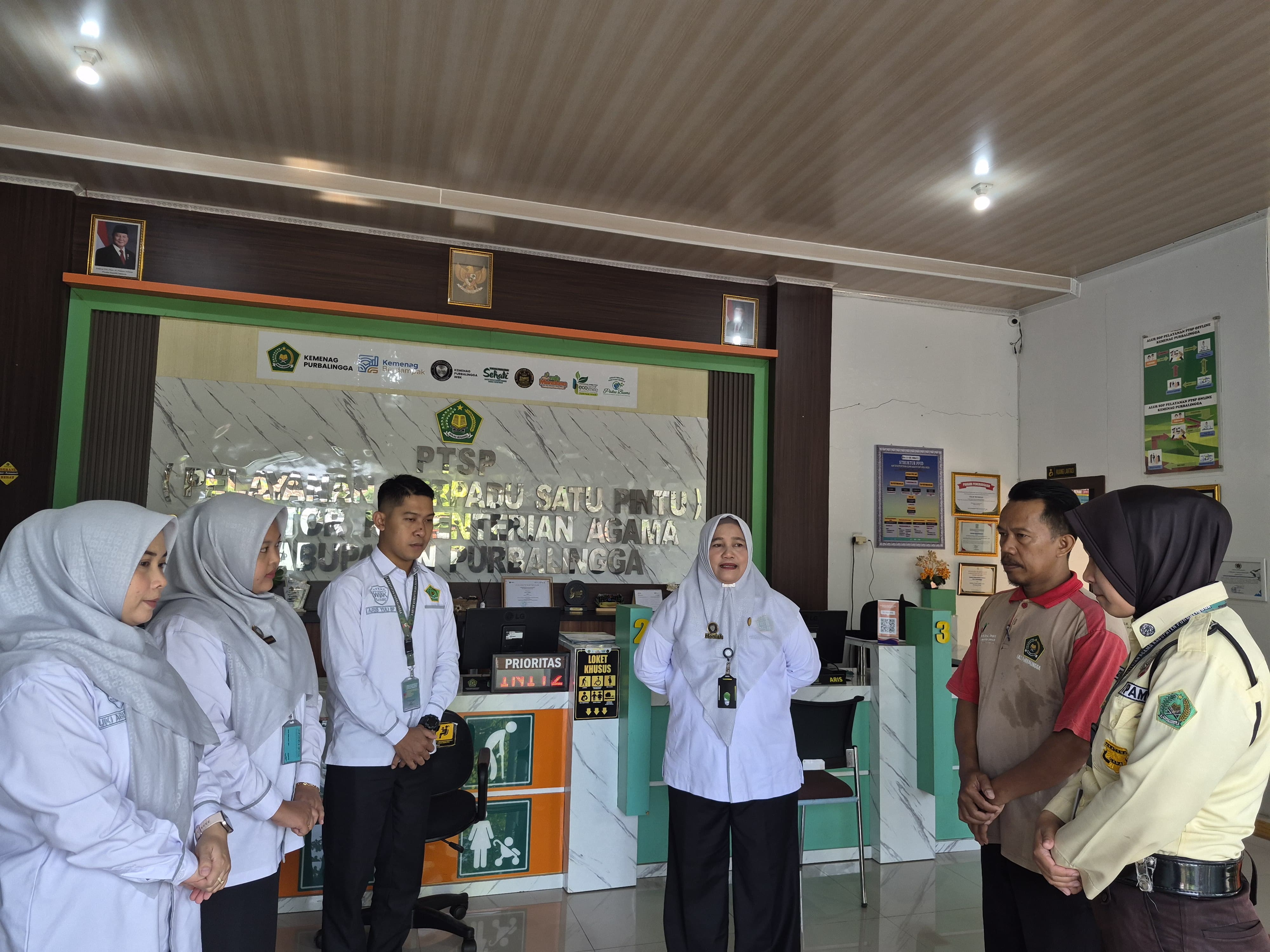 Briefing pagi petugas PTSP bersama Siti Honiah Mujiati