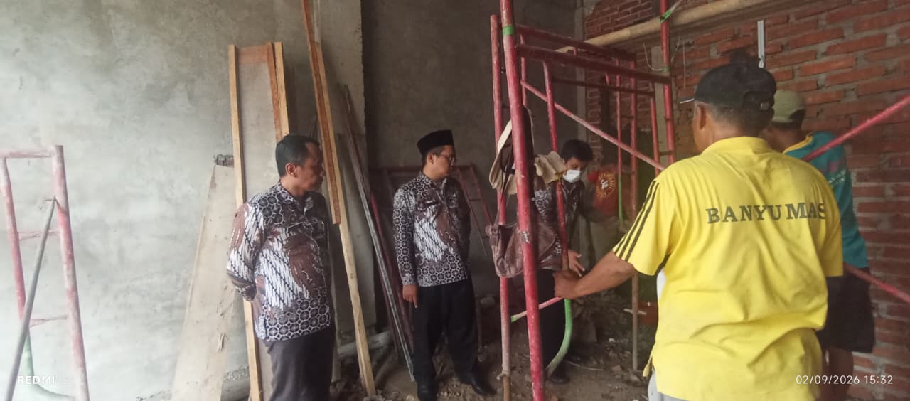 Kepala Kantor Kementerian Agama Kabupaten Purbalingga, Zahid Khasani, bersama Kasubbag TU Sudiono dan para Kepala Seksi meninjau langsung progres pembangunan gedung Balai Nikah dan Layanan Keagamaan Kantor Urusan Agama (KUA) Bojongsari, Rabu (2/9/2026).