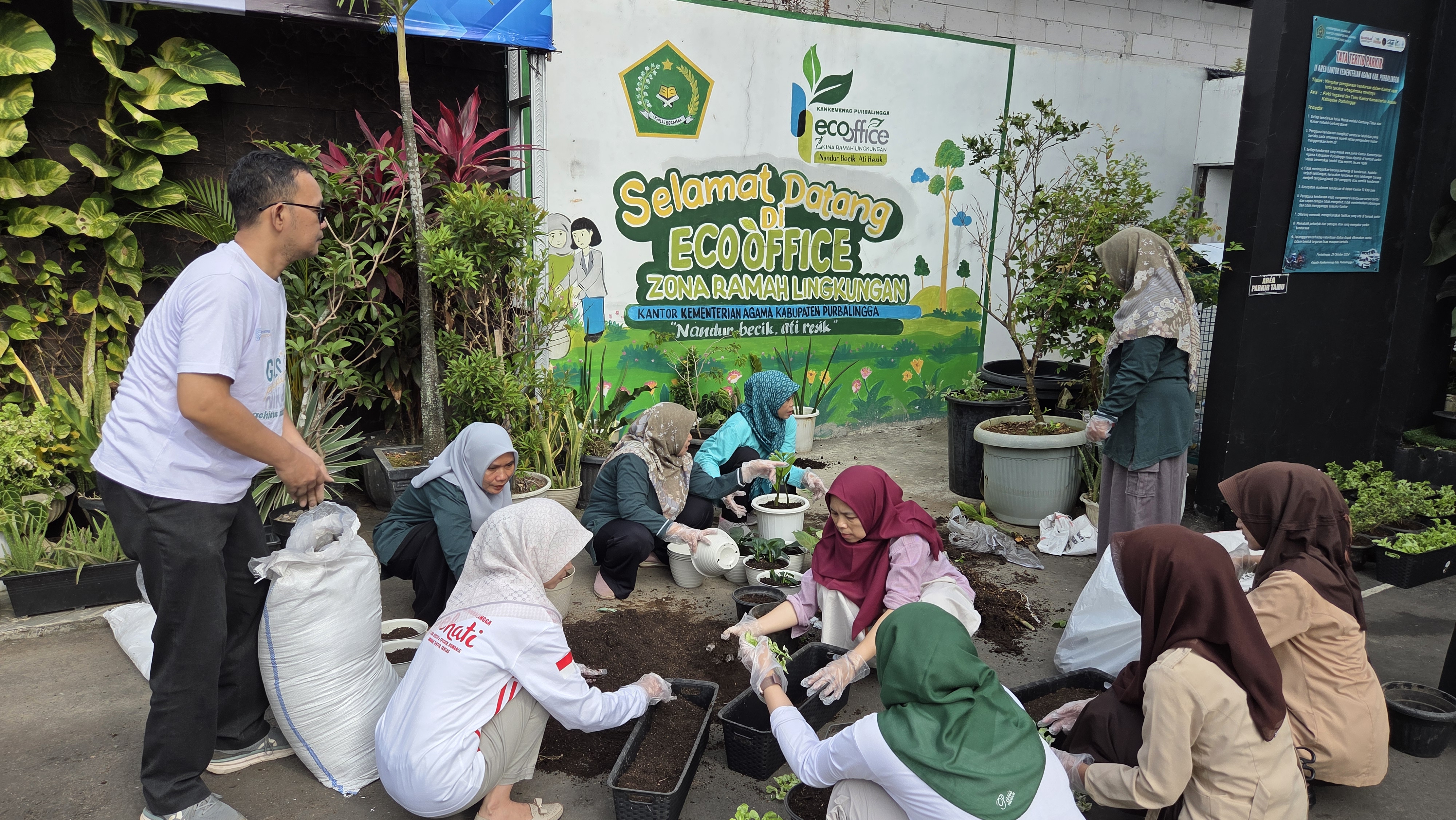 Kankemenag Kabupaten Purbalingga melaksanakan kegiatan Jum’at Bersih pada Jumat (4/9/2026) sebelum jam pelayanan.