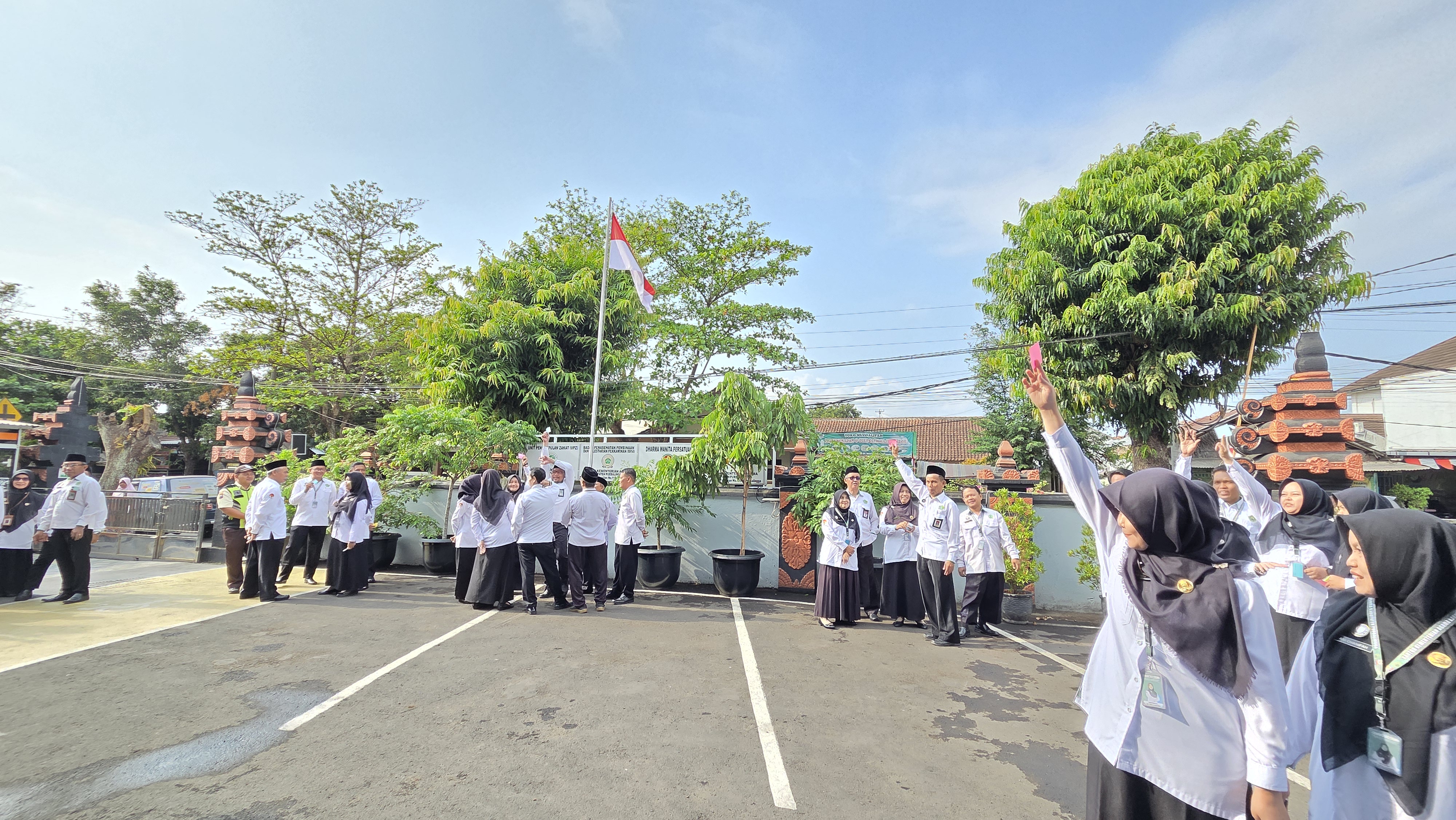 Usai Apel Pagi, Senin (7/9/2026), seluruh pegawai Kantor Kementerian Agama Kabupaten Purbalingga mengikuti Briefing Zona Integritas di halaman kantor.