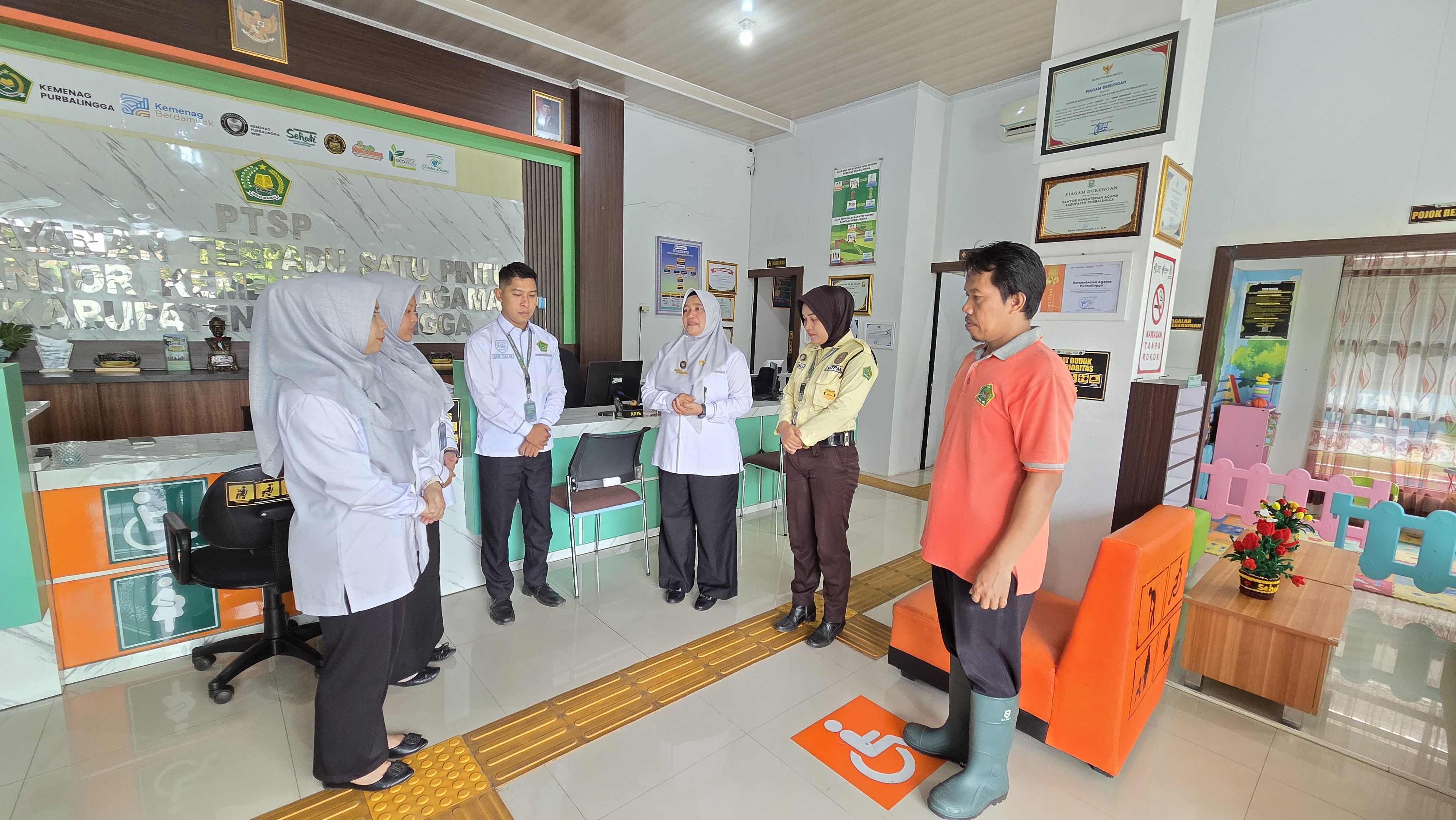 Penyelenggara Zakat dan Wakaf, Siti Honiah Mujiati, saat memberikan briefing pagi kepada petugas Pelayanan Terpadu Satu Pintu (PTSP), Selasa (8/9/2026).