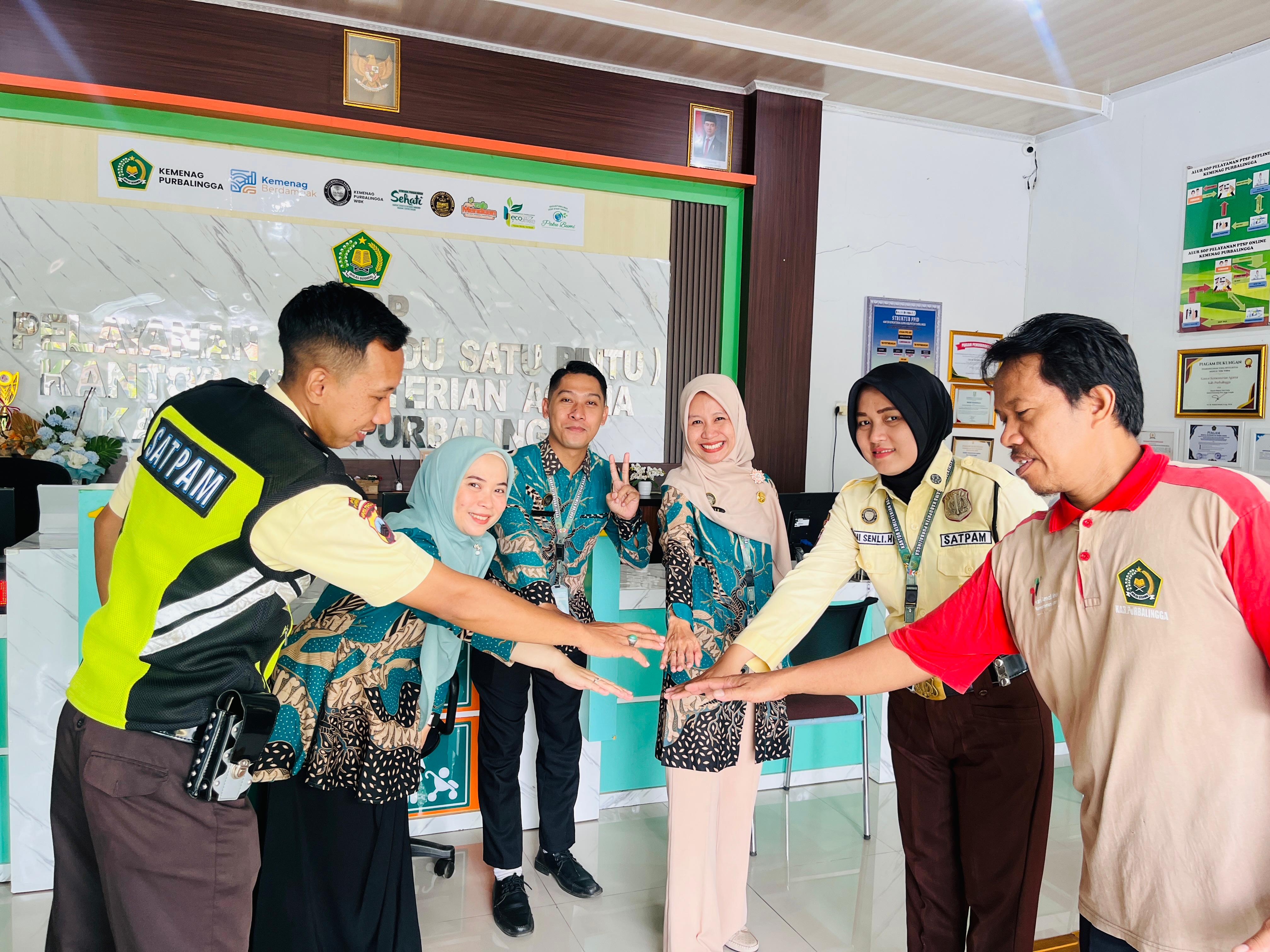 Analis SDMA Kantor Kementerian Agama Kabupaten Purbalingga, Yusriani Rasyid yang akrab disapa Yuyu, memberikan arahan dalam briefing pagi petugas Pelayanan Terpadu Satu Pintu (PTSP), Rabu (9/9/2026).