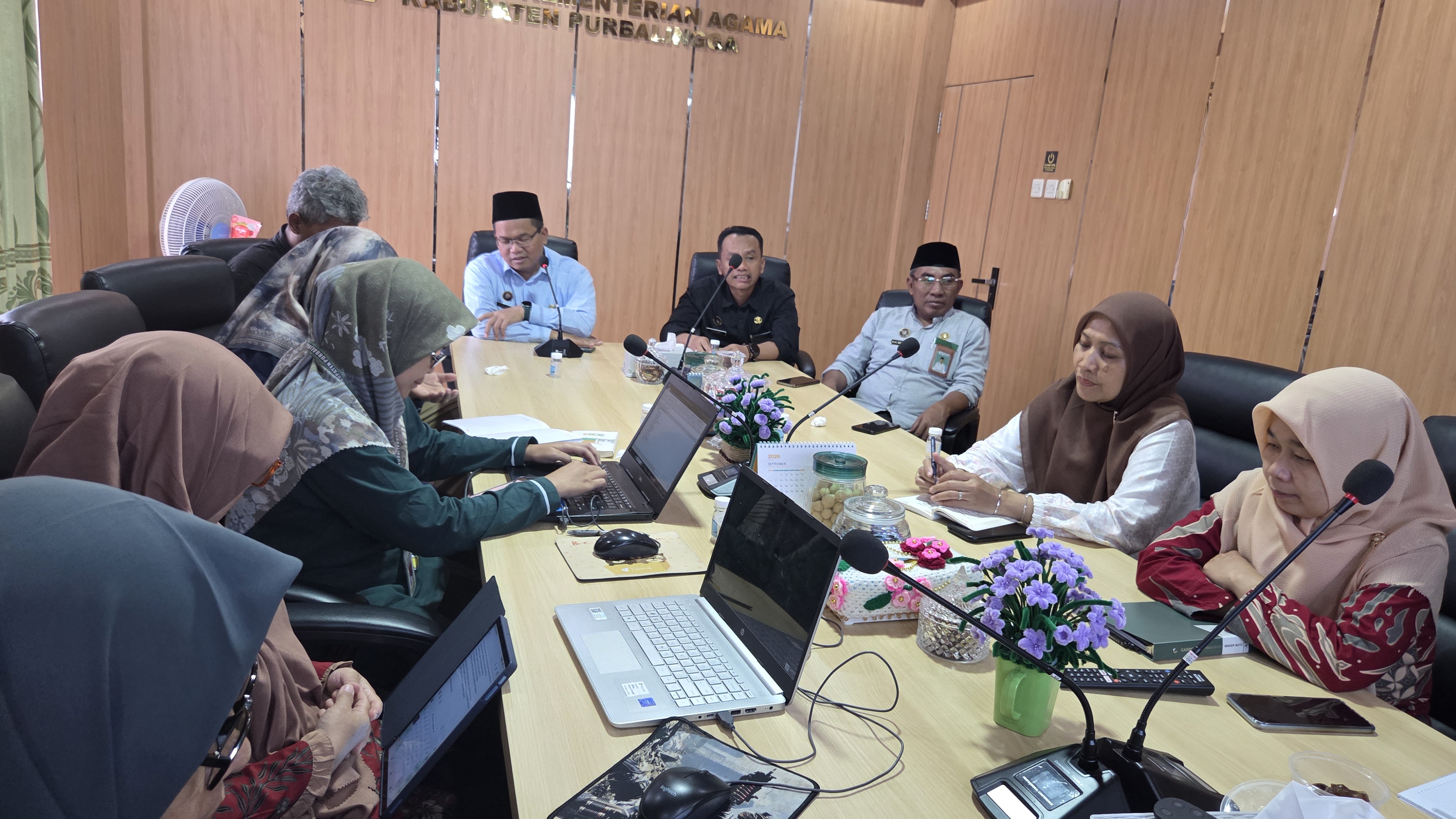 Tim Tanggap Darurat Bencana Kankemenag Kabupaten Purbalingga menggelar rapat persiapan teknis program Kemenag Purbalingga Peduli di Ruang Rapat Sehati, Jumat (18/9/2026).