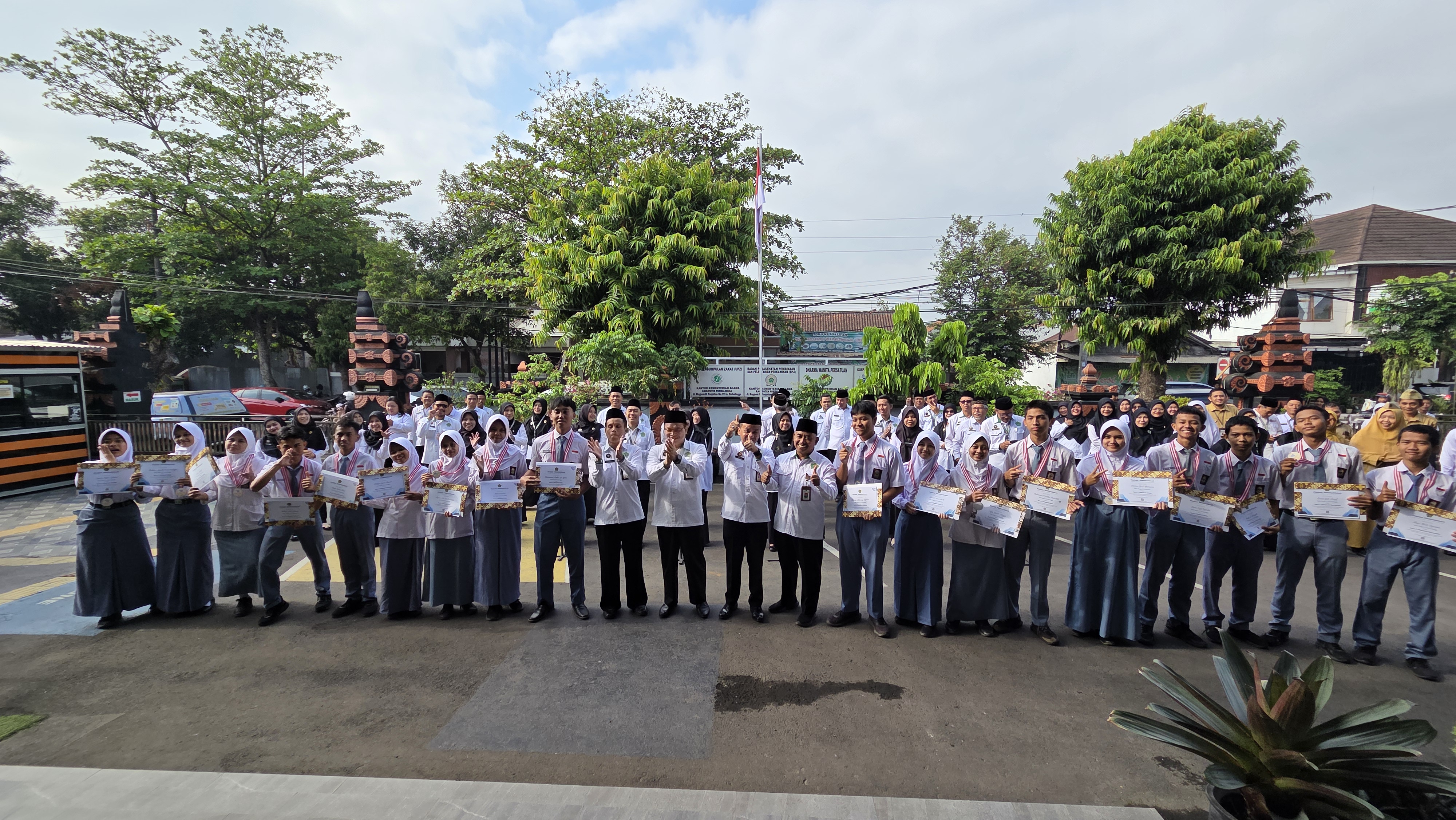 penyerahan medali dan piagam penghargaan kepada juara 1, 2, dan 3 setiap mata pelajaran OMI jenjang MI/SD, MTs/SMP, hingga MA/SMA/SMK