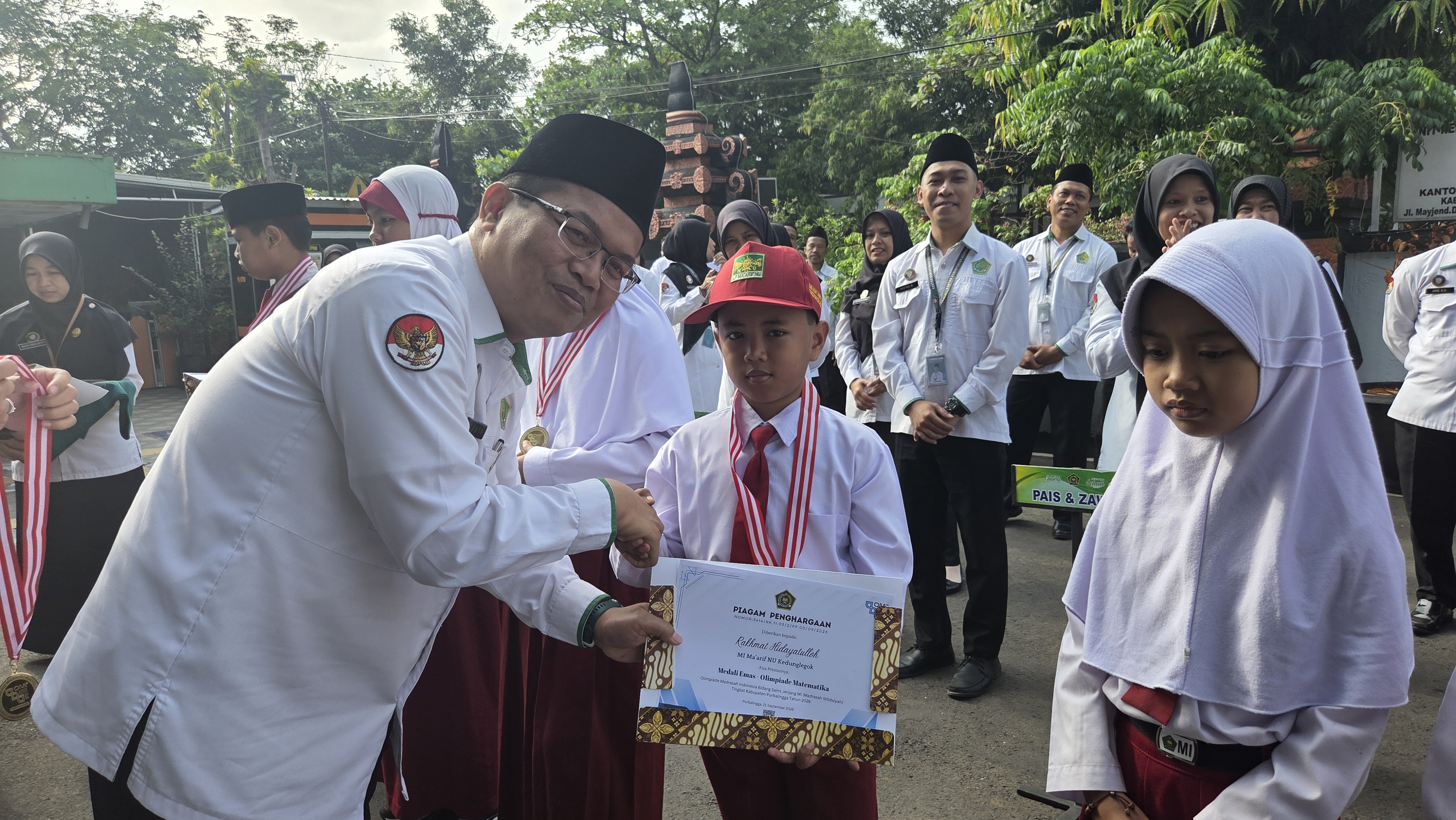 Sebanyak 33 pelajar terbaik jenjang MI/SD, MTs/SMP, dan MA/SMA/SMK menerima medali dan piagam penghargaan pada apel pagi Kantor Kementerian Agama Kabupaten Purbalingga, Senin (21/9/2026).