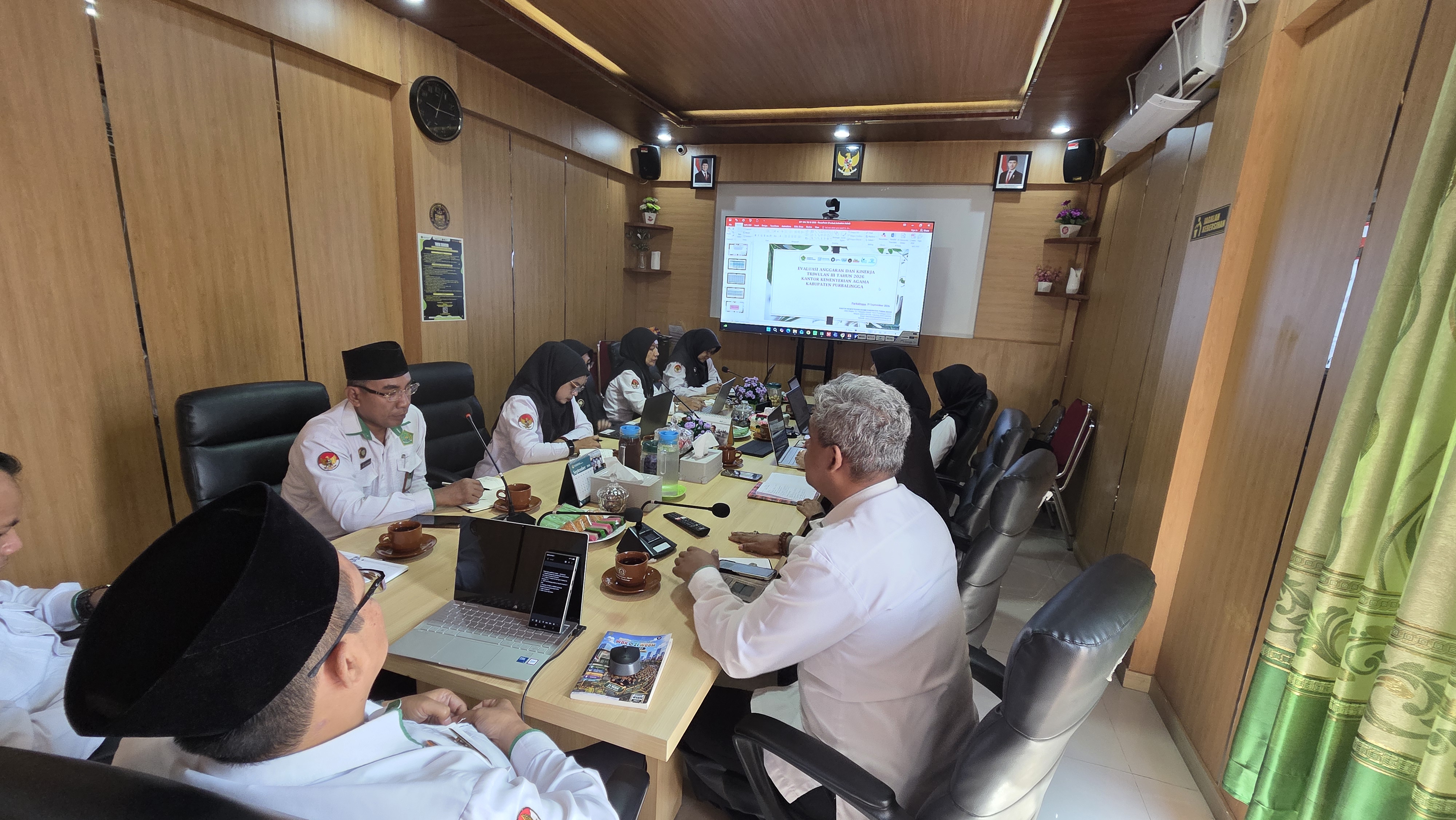 Review dan Evaluasi Anggaran DIPA Triwulan III Tahun 2026 serta Progress Kinerja Berbasis Target Perjanjian Kinerja (Perkin) di Ruang Rapat Sehati, Senin (21/9/2026).