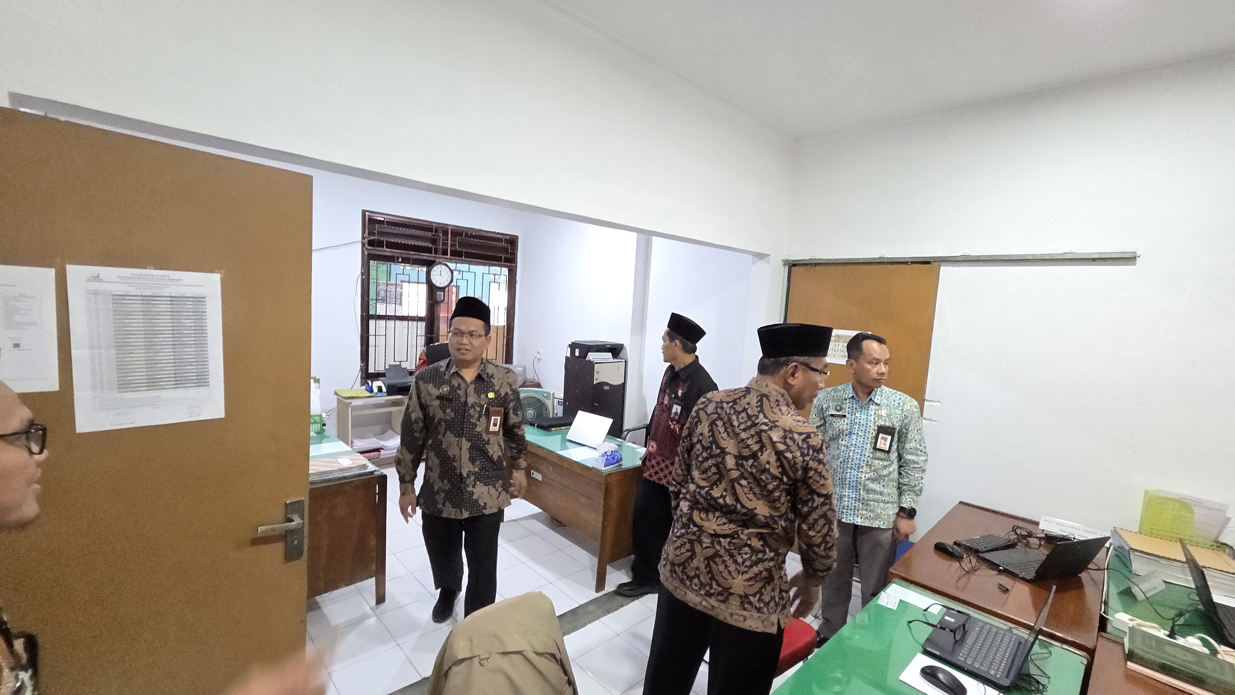 Kepala Kantor Kementerian Agama Kabupaten Purbalingga, H. Zahid Khasani, melakukan monitoring ke Kantor Urusan Agama (KUA) Kalimanah, Rabu (23/9/2026).
