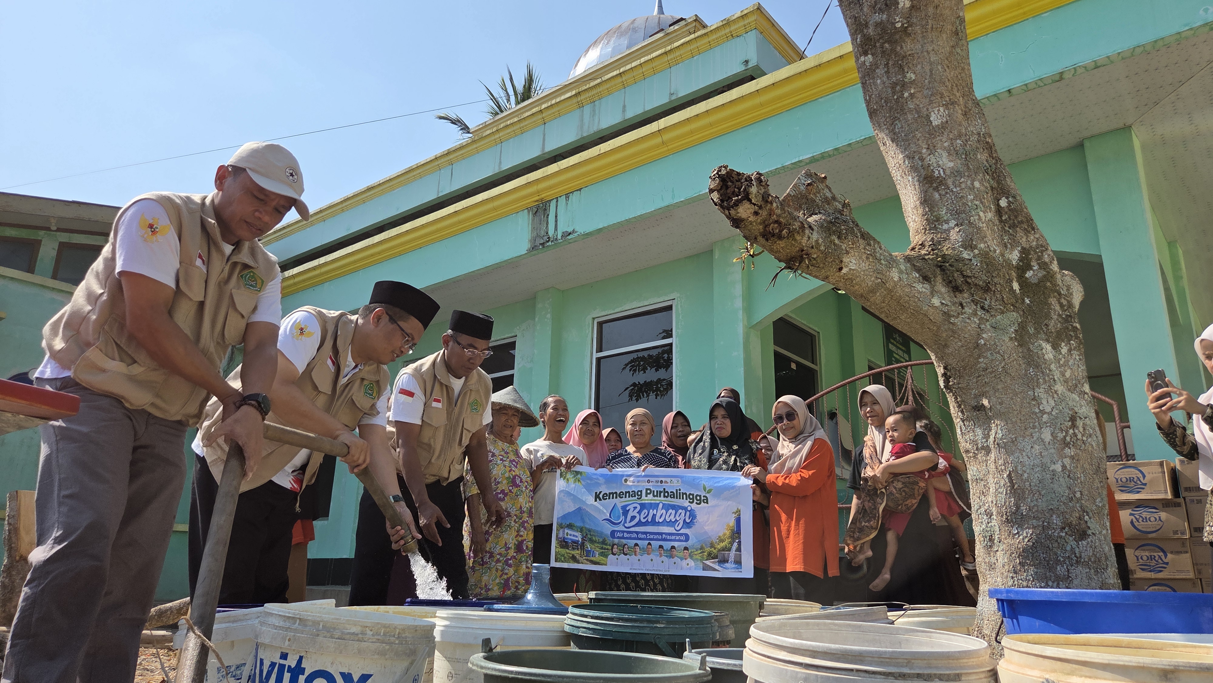 Kemenag Purbalingga Berbagi Air Bersih. Kegiatan ini merupakan bagian dari penyaluran bantuan yang dilaksanakan pada 22–25 dan 29 September 2026 di 10 titik lokasi terdampak kekeringan di Kabupaten Purbalingga.