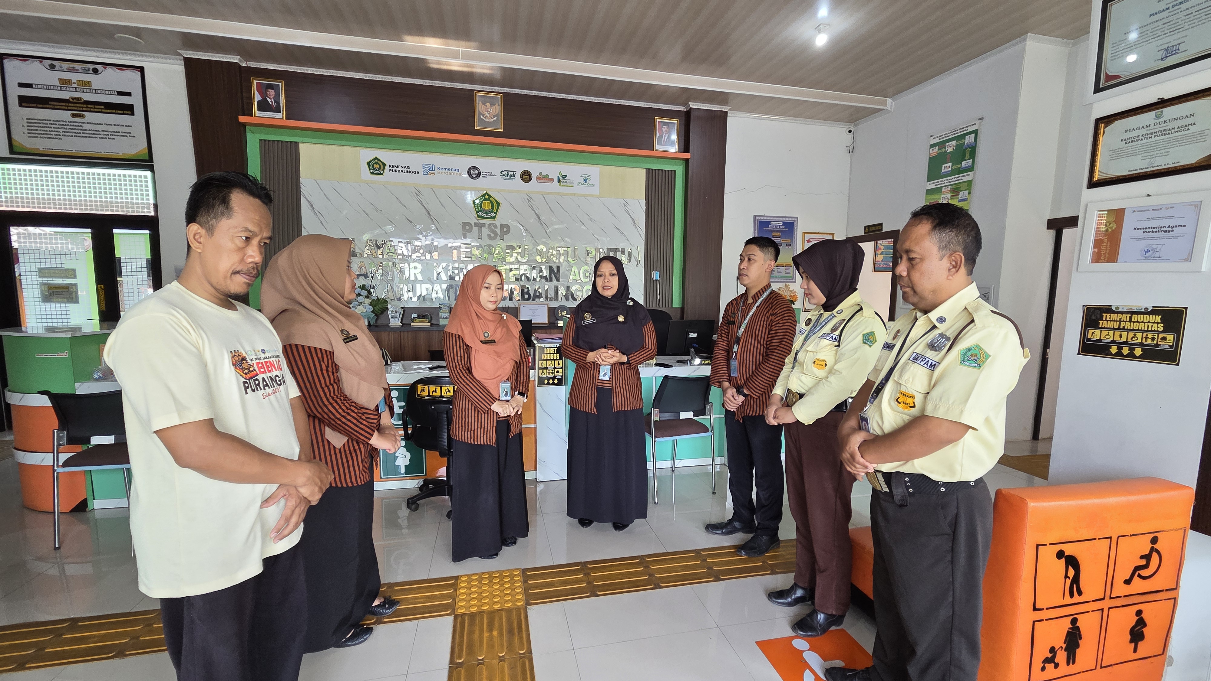 Petugas Pelayanan Terpadu Satu Pintu (PTSP) Kantor Kementerian Agama Kabupaten Purbalingga mengikuti briefing pagi di area layanan PTSP, Kamis (24/9/2026).