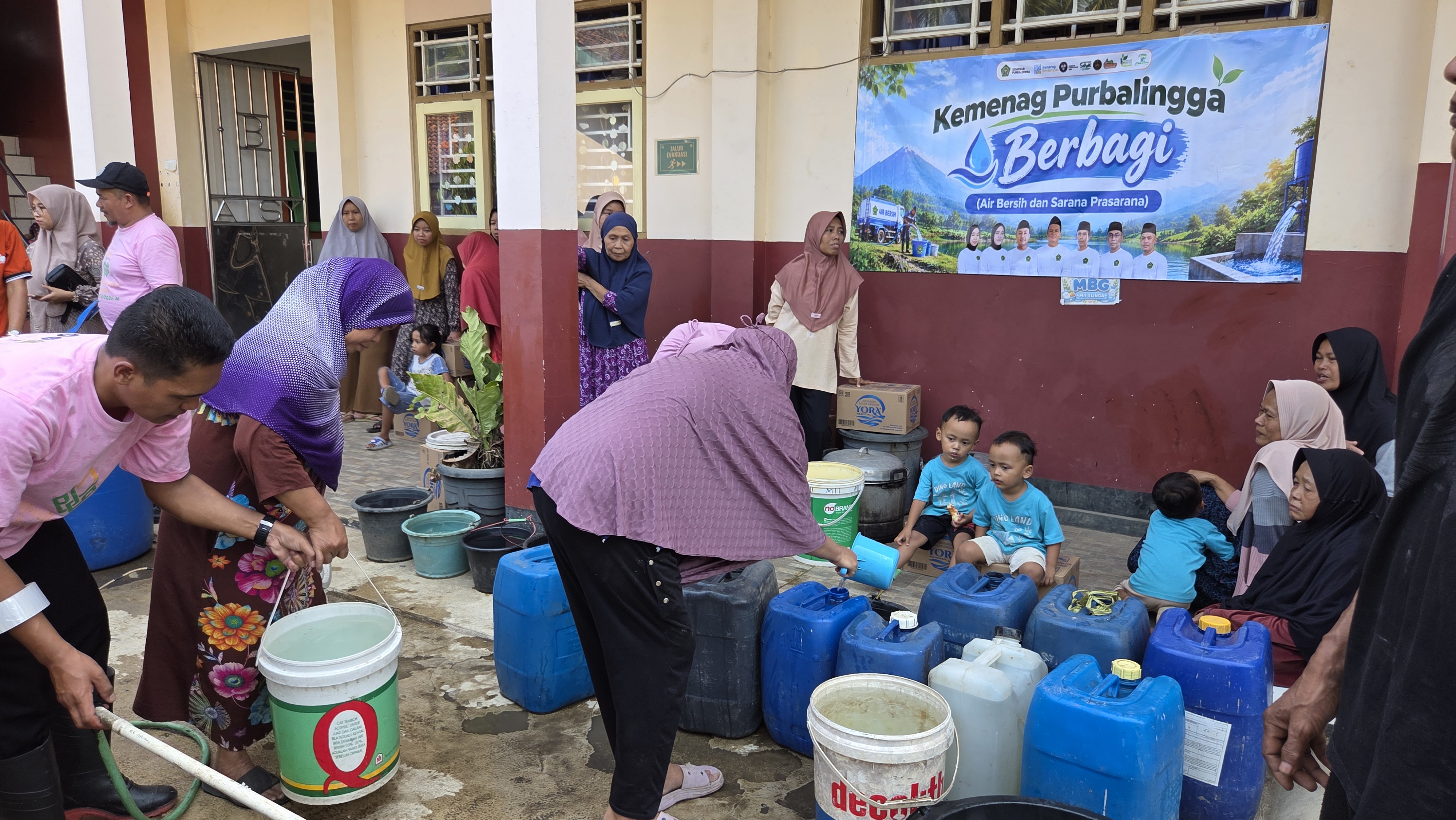 Kantor Kementerian Agama Kabupaten Purbalingga menyalurkan bantuan air bersih dan air minum dalam kemasan melalui program Kemenag Purbalingga Berbagi Air Bersih, Kamis (24/9/2026).