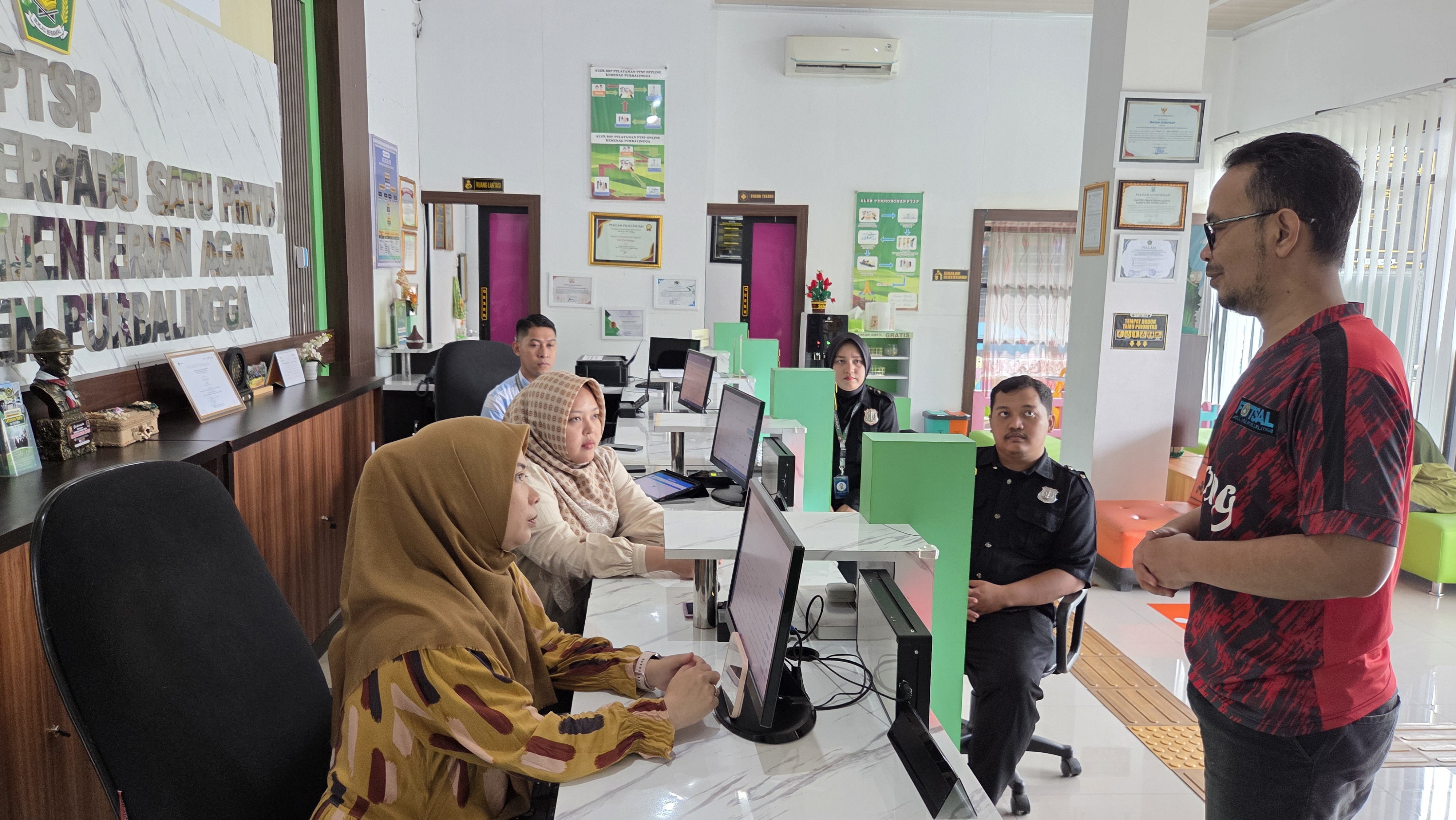 Komitmen menghadirkan pelayanan publik yang berkualitas terus ditunjukkan Kantor Kementerian Agama Kabupaten Purbalingga melalui briefing pagi petugas Pelayanan Terpadu Satu Pintu (PTSP), Jumat (25/9/2026).