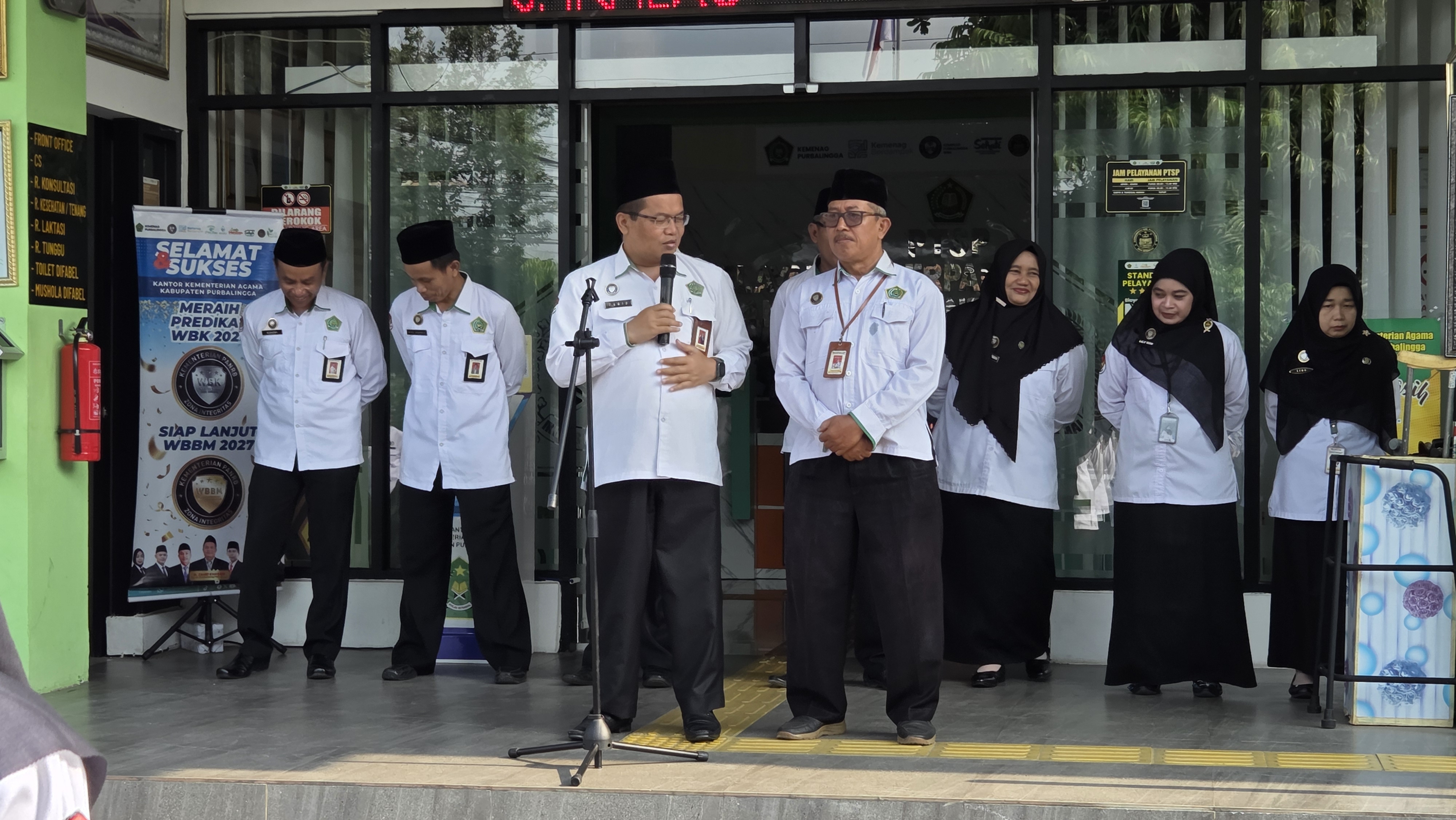penyerahan SK Purnatugas kepada Imam Sutikno, Pengawas Madrasah yang telah mengabdi selama 32 tahun 7 bulan.